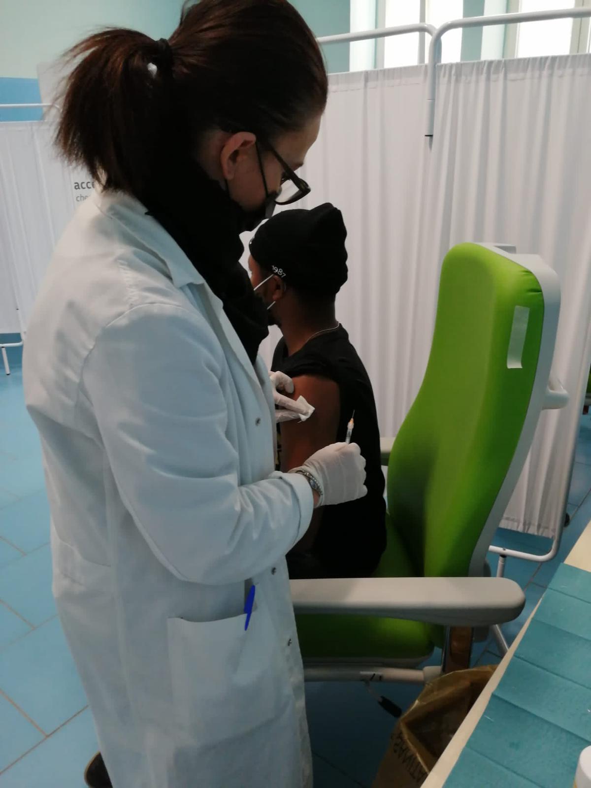 Galleria VACCINI ANTICOVID, PUGLIESI OVER 18 POTRANNO RICEVERE LA TERZA DOSE DAL 1 DICEMBRE - Diapositiva 5 di 10