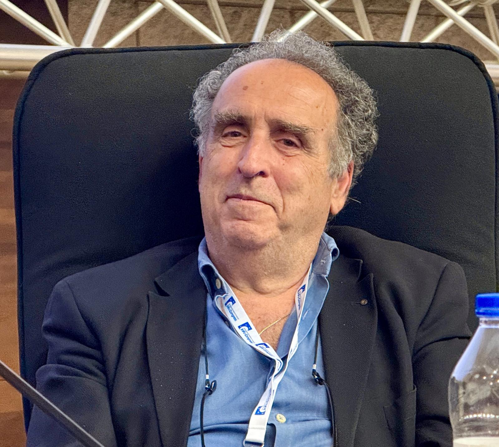 Galleria EMILIANO AL CONGRESSO SUI NUOVI ORIZZONTI DELLA CARDIOLOGIA: “LA PUGLIA PRIMA IN ITALIA PER I TRAPIANTI DI CUORE, GRAZIE ALLA GRANDE SINERGIA TRA POLICLINICO DI BARI, REGIONE E TANTI MEDICI” - Diapositiva 5 di 8