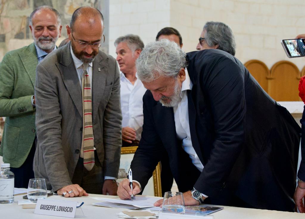 Galleria CONVERSANO, LA FIRMA DEL MAESTRO MUTI SULLA LEGGE PUGLIESE SULLE BANDE MUSICALI: “SIA DI ESEMPIO PER IL PAESE”. EMILIANO: “LA PUGLIA SI RIAPPROPRIA DELLA SUA IDENTITÀ” - Diapositiva 15 di 15