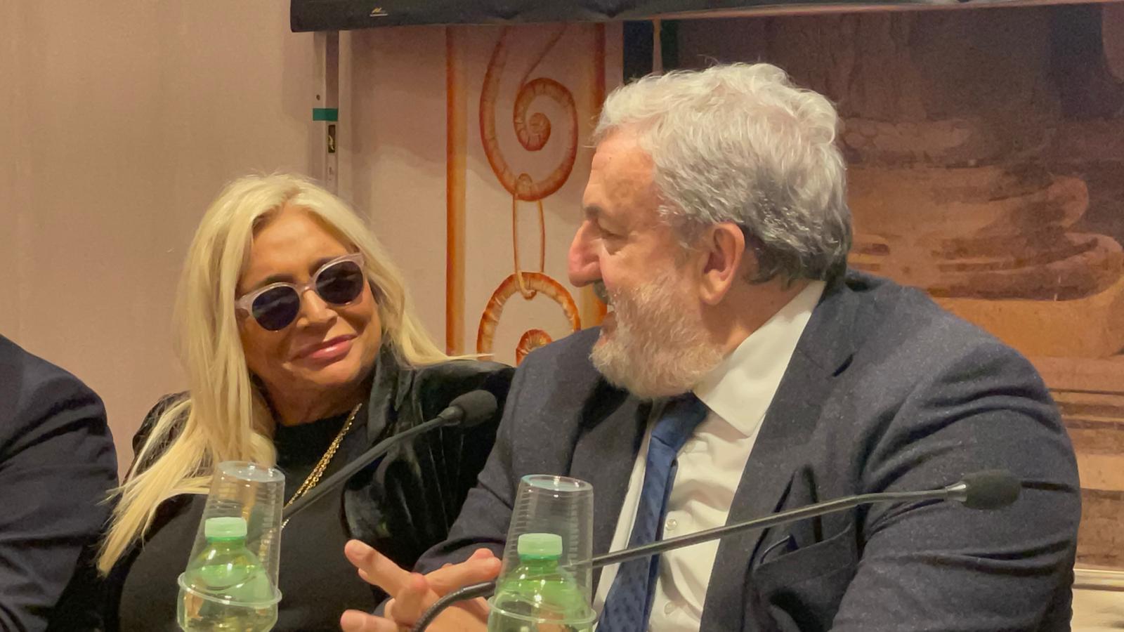 Galleria ROMA, EMILIANO ALLA PRESENTAZIONE DEL CARNEVALE DI PUTIGNANO 2023 CON IL MINISTRO SANGIULIANO, IL PRESIDENTE DELLA COMMISSIONE CULTURA MARTI E LA MADRINA MARA VENIER. - Diapositiva 9 di 10