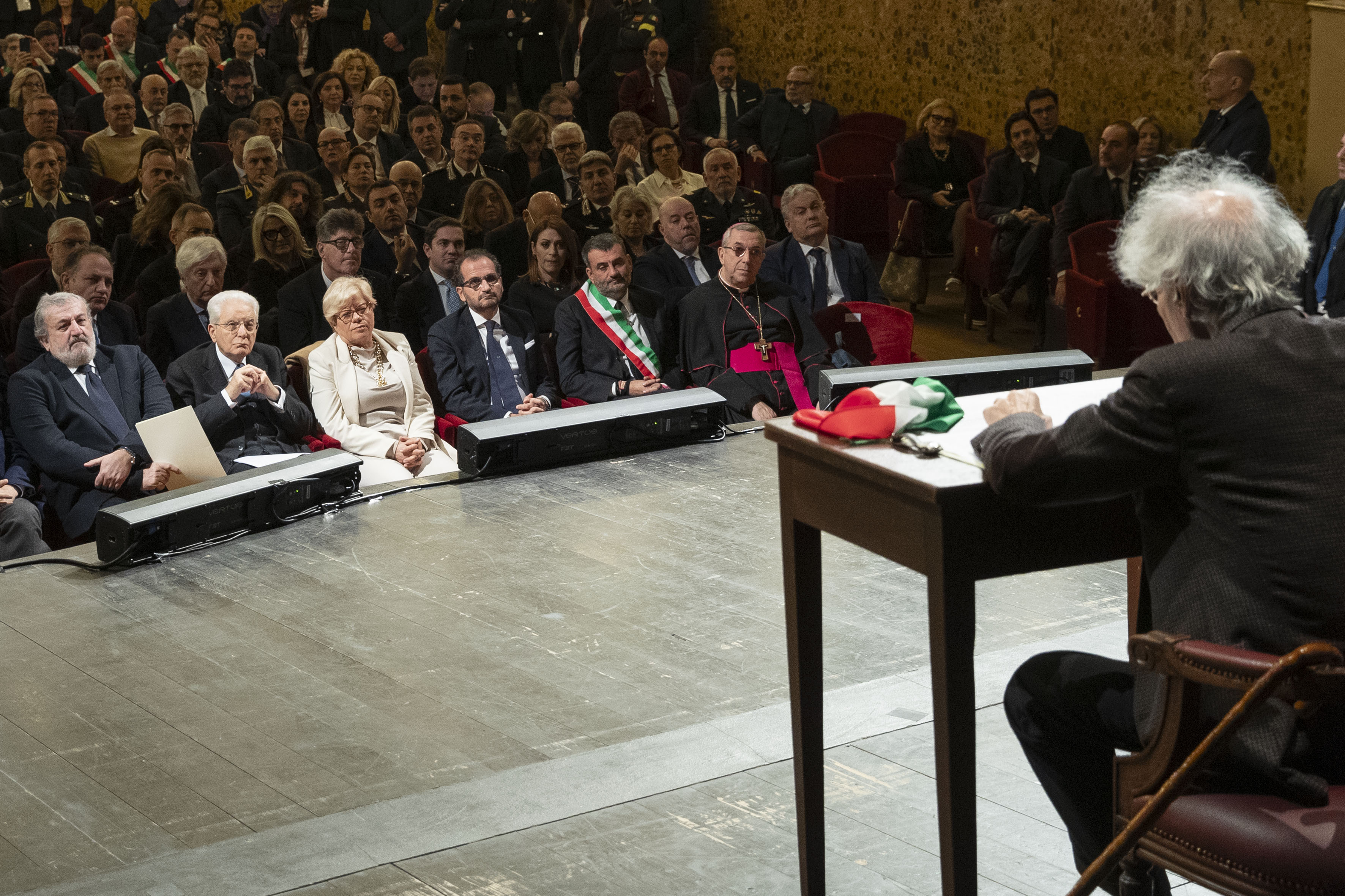 Galleria Il presidente della Repubblica Sergio Mattarella e il presidente della Regione Puglia Michele Emiliano alla mostra sulle stragi nazifasciste nella Guerra di Liberazione 1943-1945 - Diapositiva 15 di 17