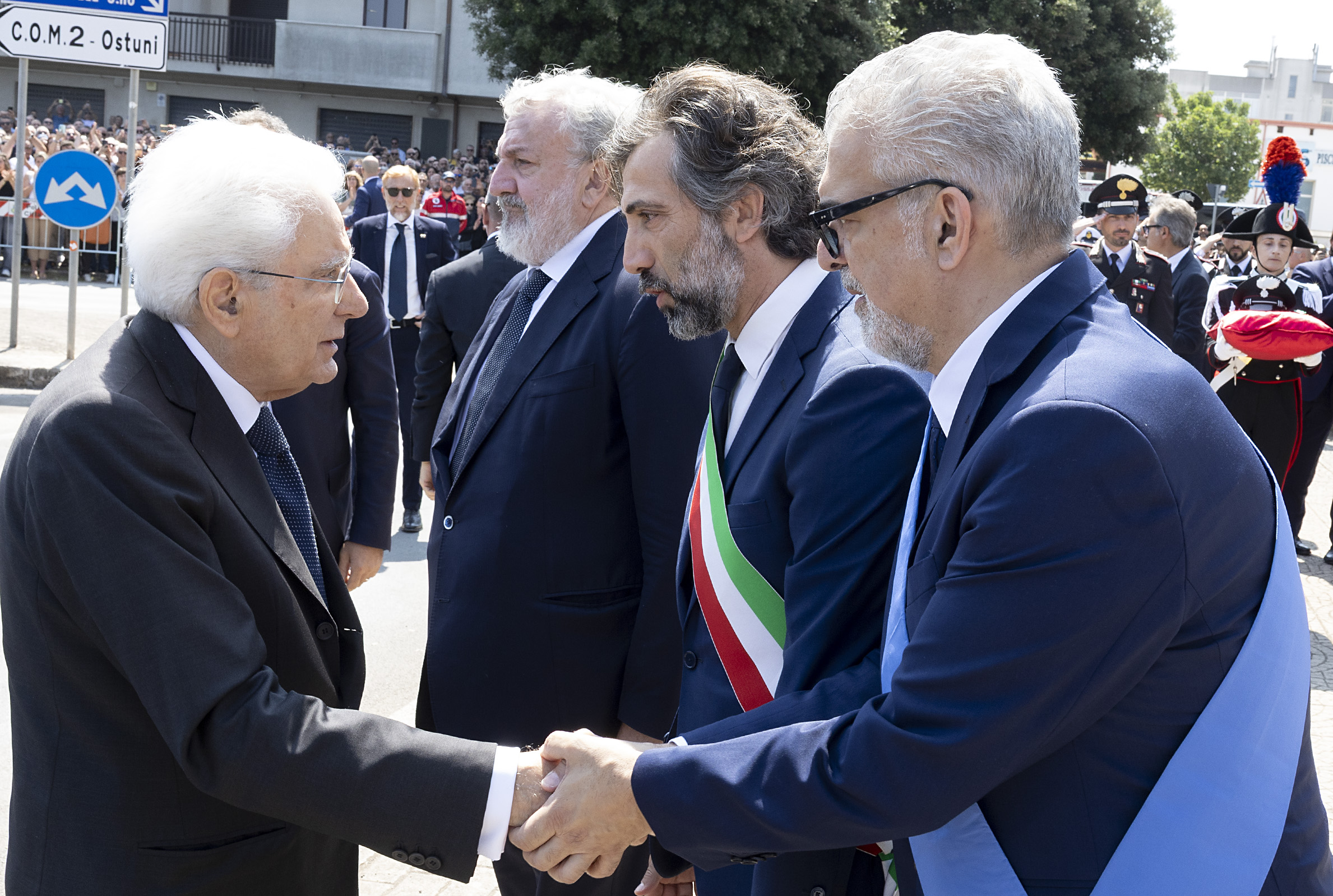 Galleria EMILIANO ALLE ESEQUIE DEL BRIGADIERE LEGROTTAGLIE A OSTUNI ALLA PRESENZA DEL PRESIDENTE MATTARELLA - Diapositiva 17 di 17