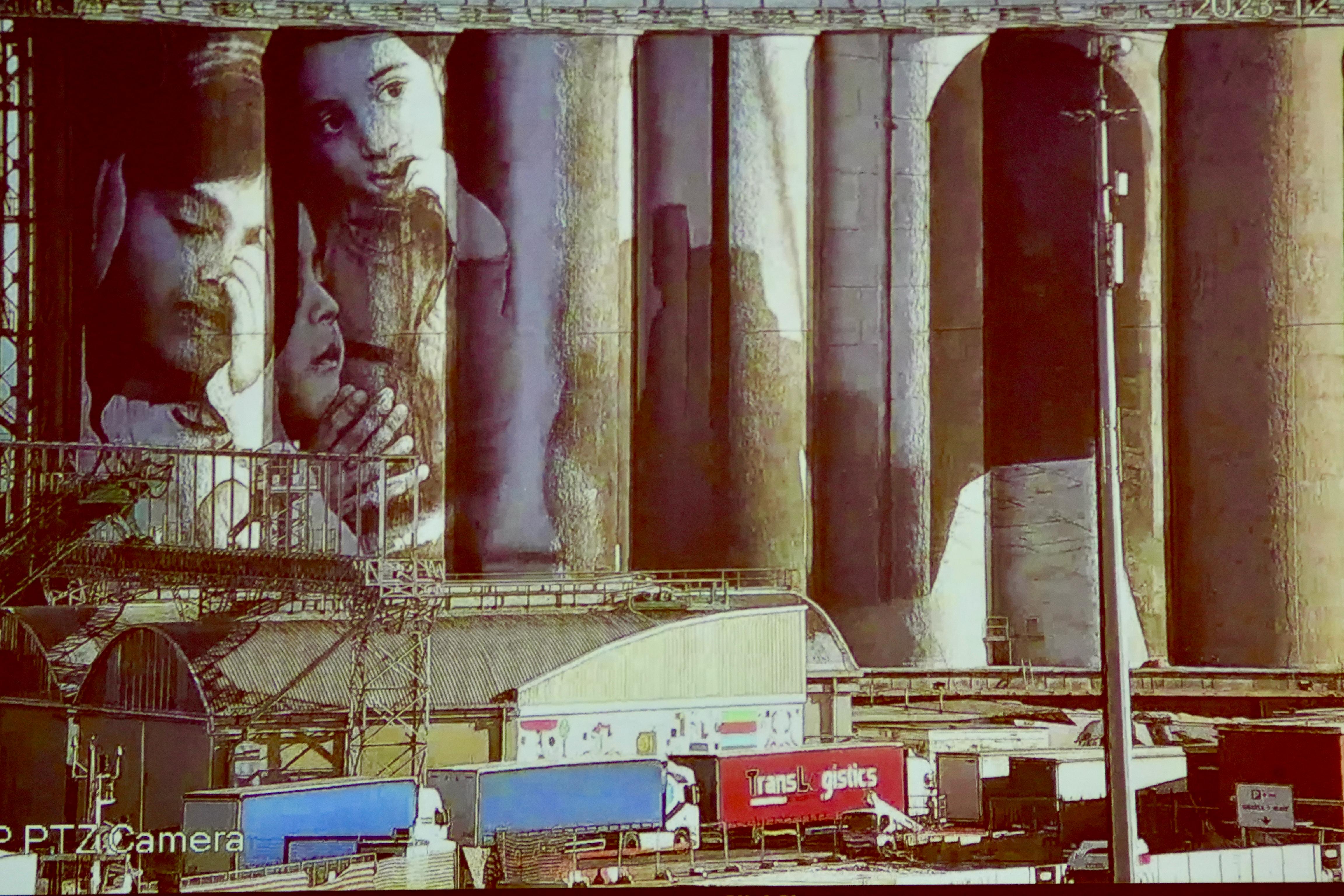 Galleria Porto di Bari, Emiliano alla presentazione del murales di Guido van Helten: è la più grande opera d’arte a cielo aperto della città - Diapositiva 3 di 5