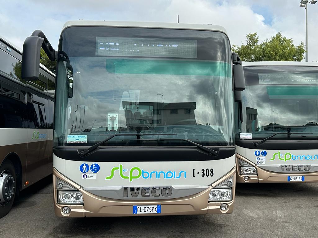 Galleria L’assessore Maurodinoia ha presentato i 17 nuovi autobus extraurbani ibridi della STP Brindisi, per un TPL moderno e sostenibile - Diapositiva 9 di 12