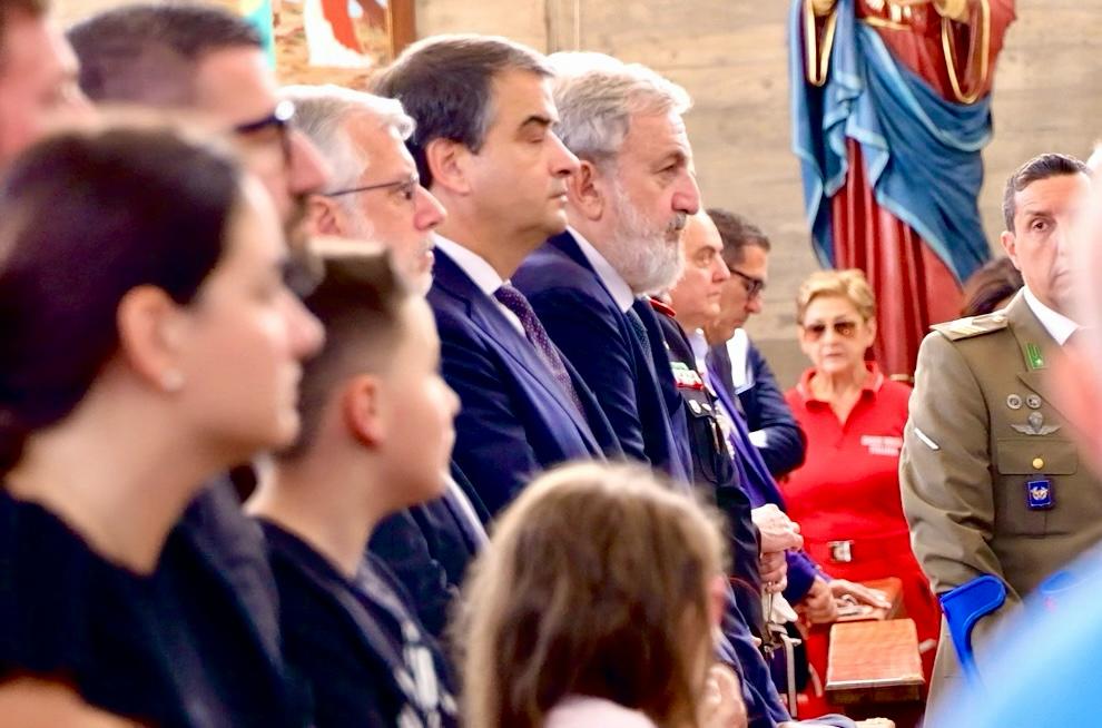 Galleria EMILIANO ALLE ESEQUIE DEL BRIGADIERE LEGROTTAGLIE A OSTUNI ALLA PRESENZA DEL PRESIDENTE MATTARELLA - Diapositiva 11 di 17