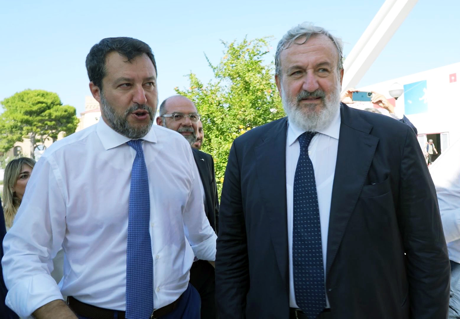Galleria FdL 2023. Il ministro Salvini visita il padiglione della Regione Puglia. Con il presidente Emiliano visitano la mostra sui Giochi del Mediterraneo a Taranto - Diapositiva 4 di 7