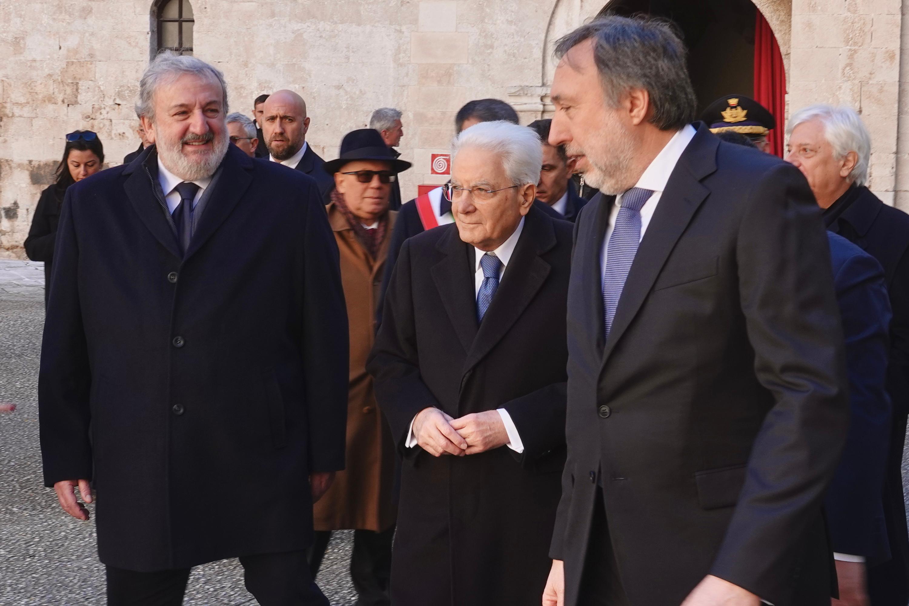 Galleria Il presidente della Repubblica Sergio Mattarella e il presidente della Regione Puglia Michele Emiliano alla mostra sulle stragi nazifasciste nella Guerra di Liberazione 1943-1945 - Diapositiva 5 di 17