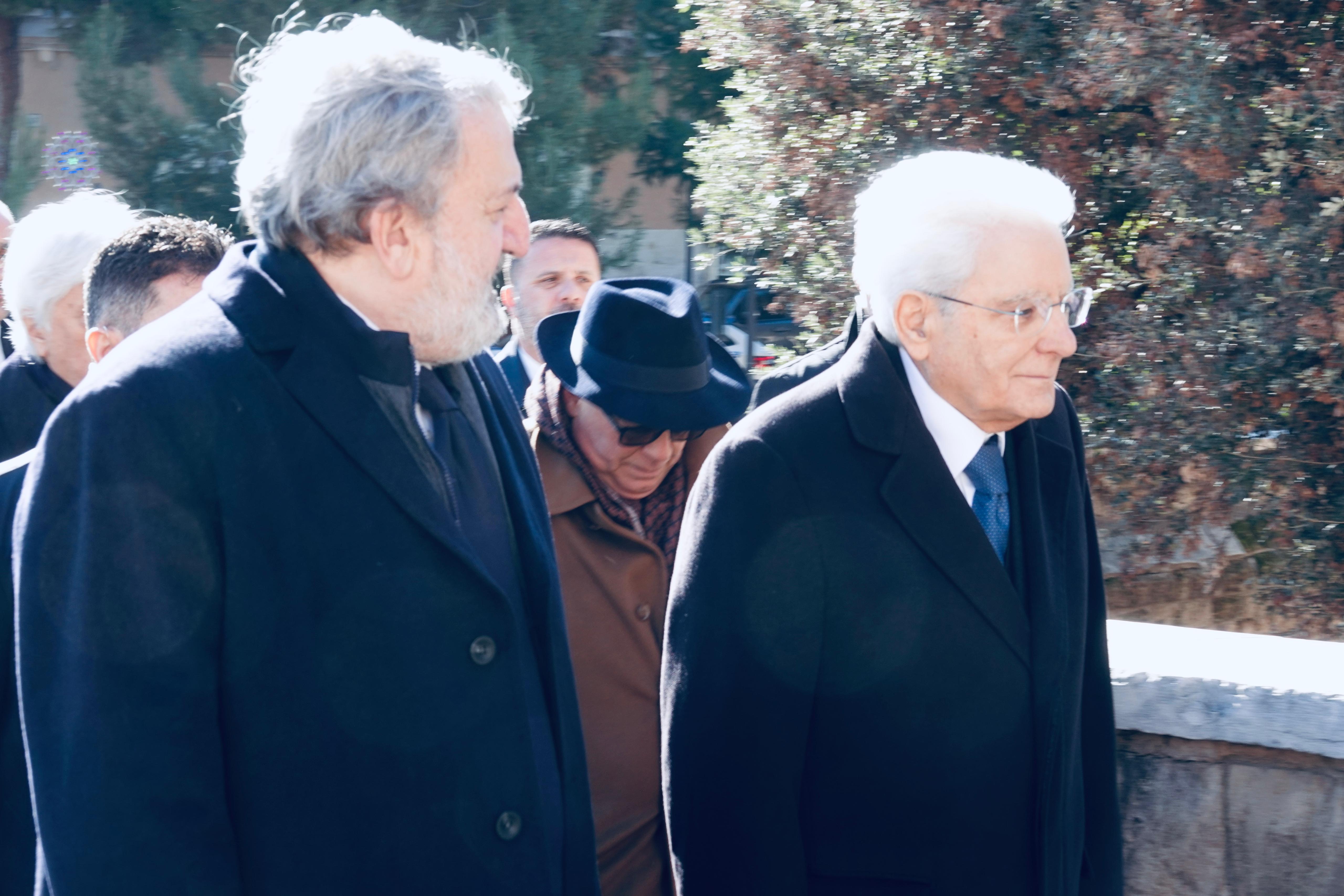 Galleria Il presidente della Repubblica Sergio Mattarella e il presidente della Regione Puglia Michele Emiliano alla mostra sulle stragi nazifasciste nella Guerra di Liberazione 1943-1945 - Diapositiva 4 di 17