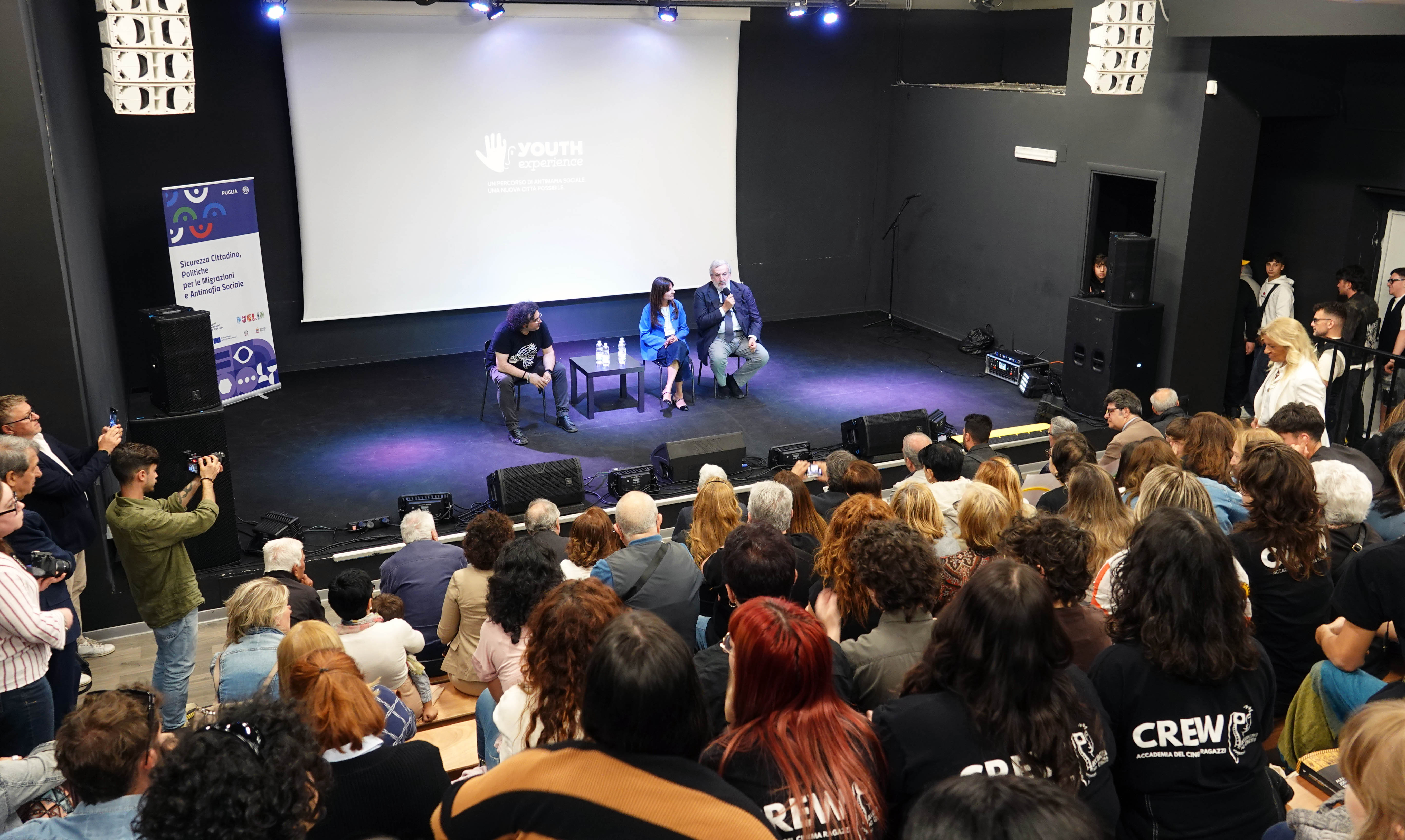 Galleria BARI, EMILIANO ALL’ACCADEMIA DEL CINEMA DI SAN PIO PER LA SECONDA TAPPA DEL TOUR DI ASCOLTO DEI CANTIERI INNOVATIVI DI ANTIMAFIA SOCIALE: “QUESTO È IL SIMBOLO DEL NOSTRO DESIDERIO DI RECUPERARE LE PERIFERIE” - Diapositiva 7 di 8