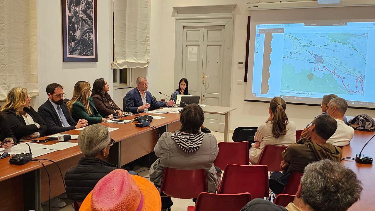 Galleria L’assessore Maurodinoia ha partecipato al dibattito pubblico sul PUMS del Comune di Alberobello - Diapositiva 2 di 4