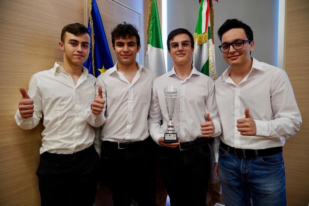 Galleria Il presidente Emiliano riceve gli studenti dell’IISS Marconi-Hack di Bari arrivati terzi ai campionati nazionali di robotica - Diapositiva 2 di 8