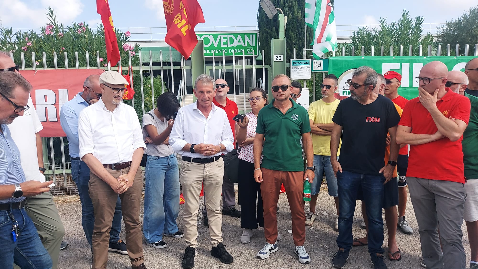 Galleria Brovedani di Modugno, Di Sciascio ai cancelli: “Nessun licenziamento, la Regione al fianco dei 40 lavoratori. Tavolo SEPAC permanente per ridare un futuro” - Diapositiva 3 di 3