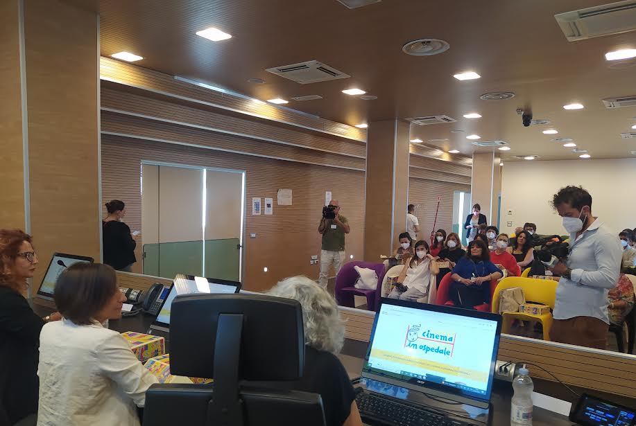 Galleria Il Nuovo Fantarca ha presentato “Cinema in ospedale” - Diapositiva 1 di 4
