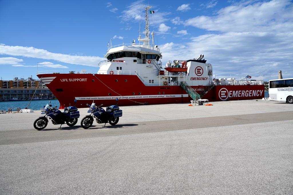 Galleria ACCOLTA A BRINDISI LA NAVE DI EMERGENCY CON 105 PERSONE SALVATE AL LARGO DELLA LIBIA. - Diapositiva 15 di 15