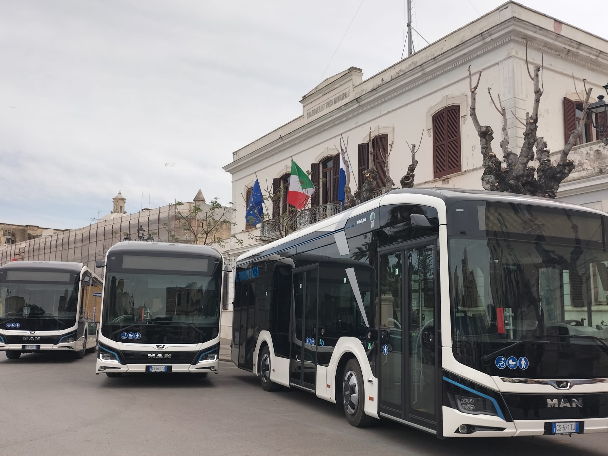 Galleria Trasporti, inaugurati gli 8 nuovi autobus a basse emissioni inquinanti dei Comuni di Fasano e Trani finanziati dalla Regione con Smart go city - Diapositiva 2 di 4