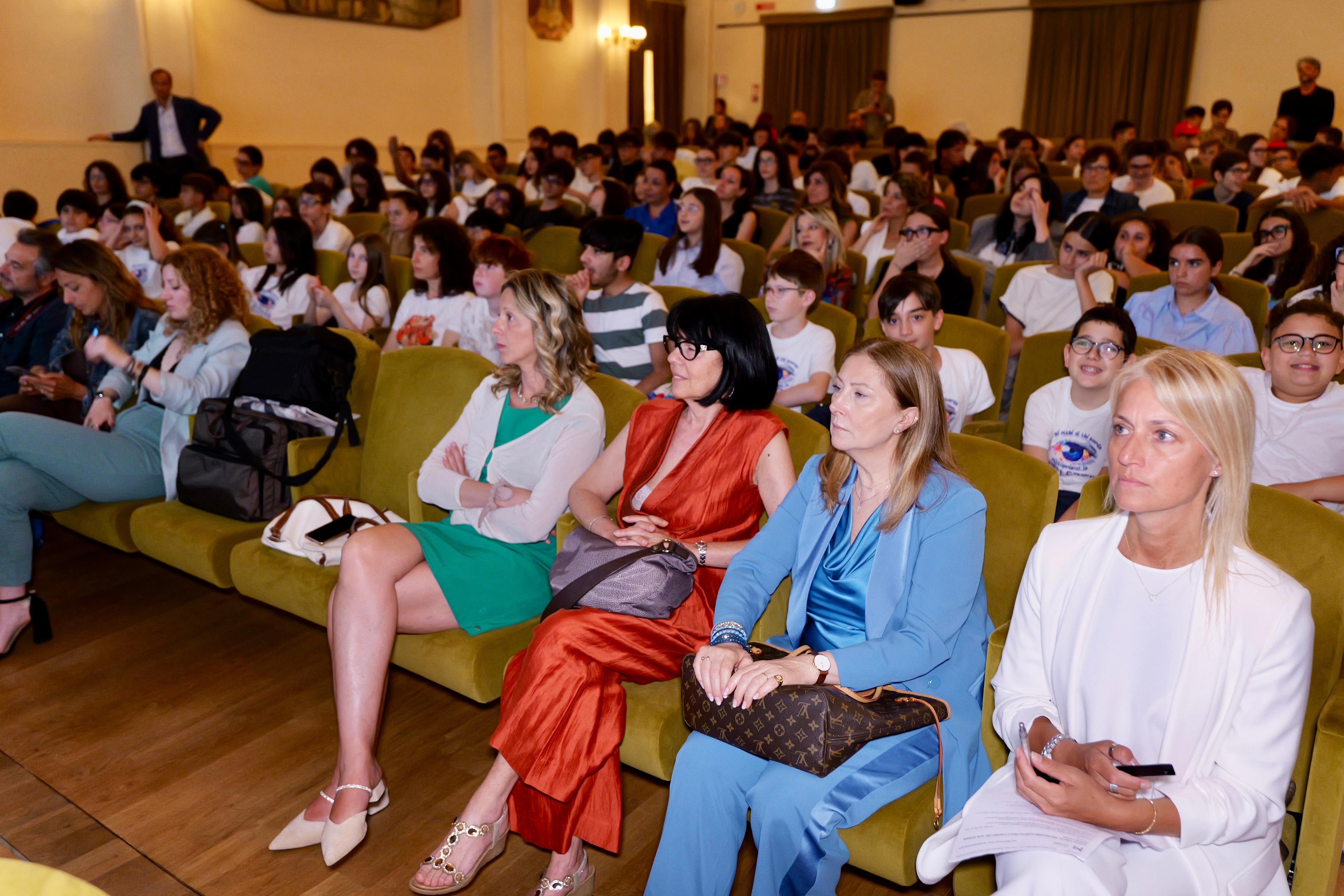 Galleria Il presidente Emiliano alla giornata conclusiva del progetto “Carta Canta”: “La lettura dei giornali quotidiani utile ai ragazzi per conservare la cultura dell’approfondimento e dello spirito critico” - Diapositiva 5 di 9