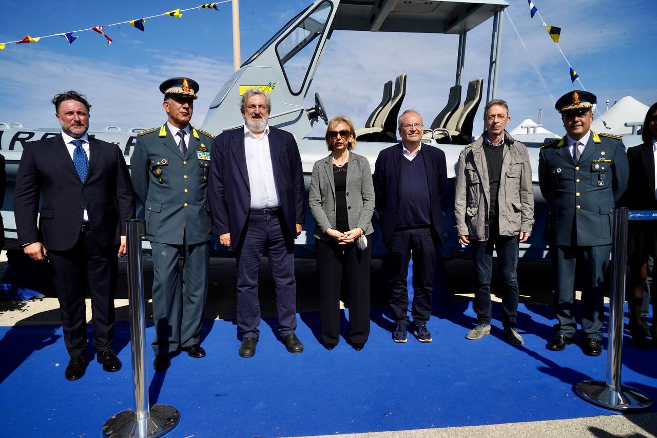 Galleria EMILIANO INAUGURA IL SALONE NAUTICO A BRINDISI: “ORA CONNETTERE LA FORMAZIONE CON GLI INVESTIMENTI” - Diapositiva 13 di 15