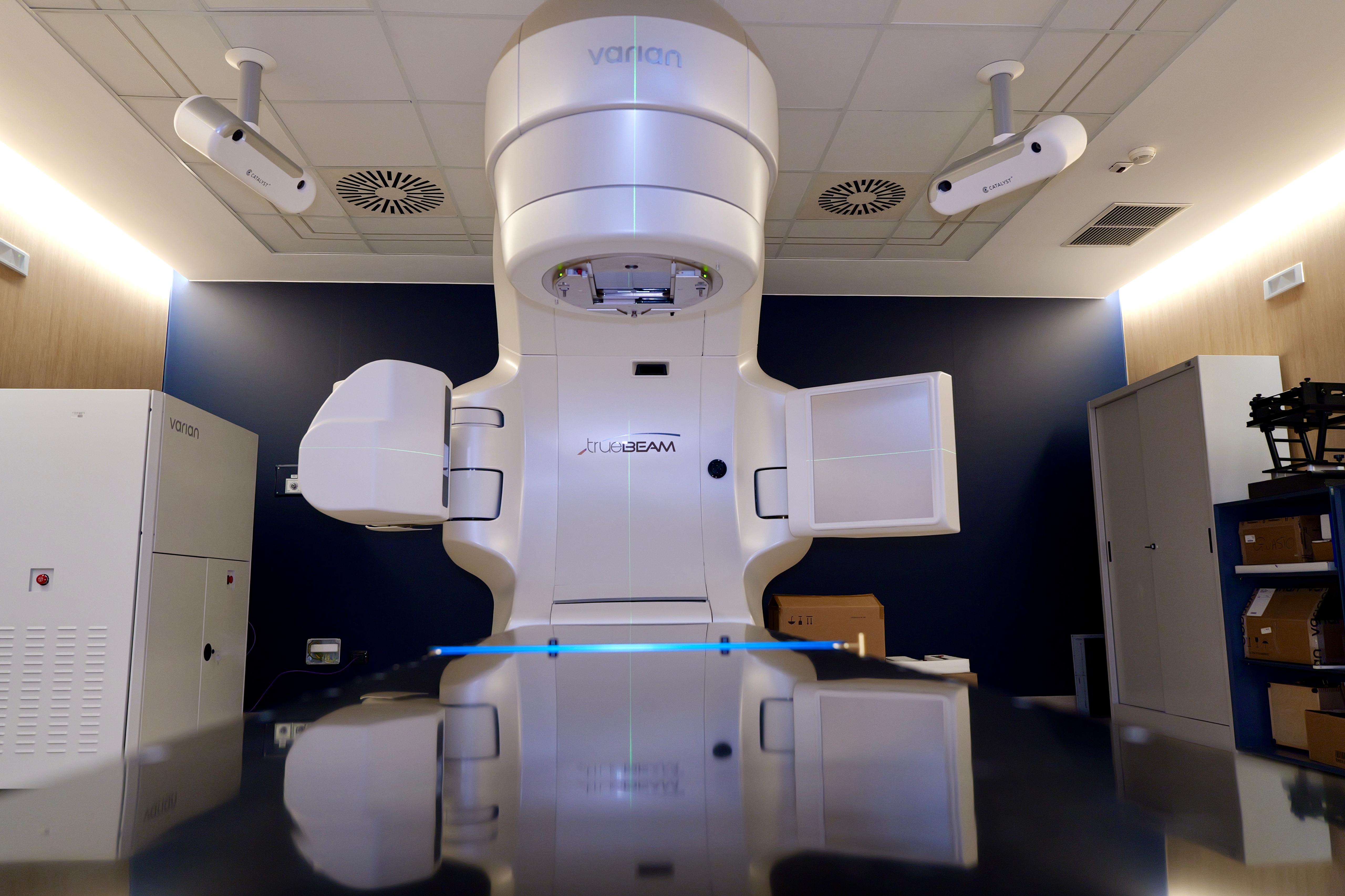 Galleria Inaugurato da Emiliano acceleratore lineare Istituto Oncologico di Bari - Diapositiva 1 di 11