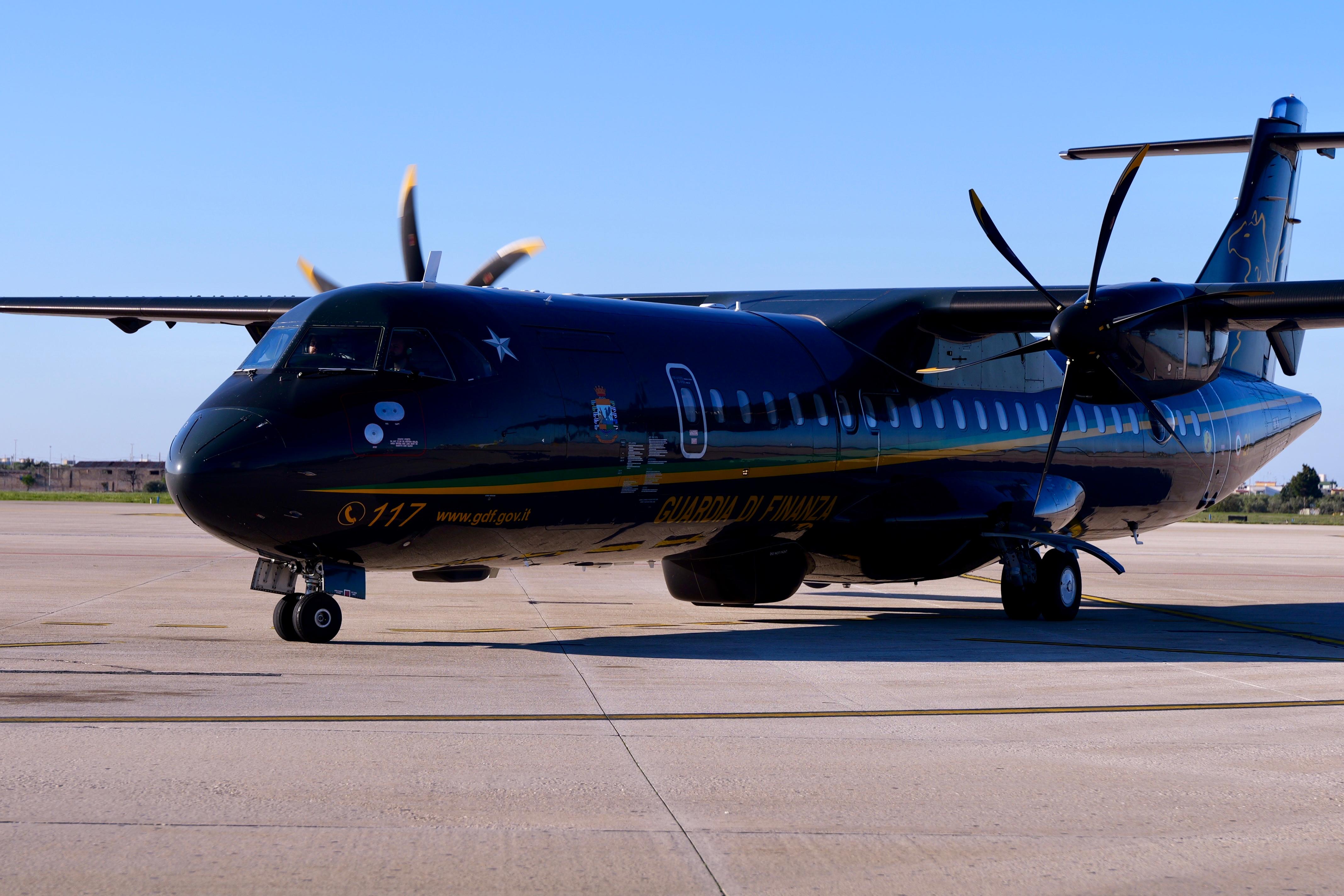 Galleria EMILIANO E PIEMONTESE ACCOLGONO UNA FAMIGLIA PALESTINESE DA GAZA CHE ACCOMPAGNA UNA BAMBINA CHE SARÀ CURATA DAL POLICLINICO DI BARI - Diapositiva 3 di 10