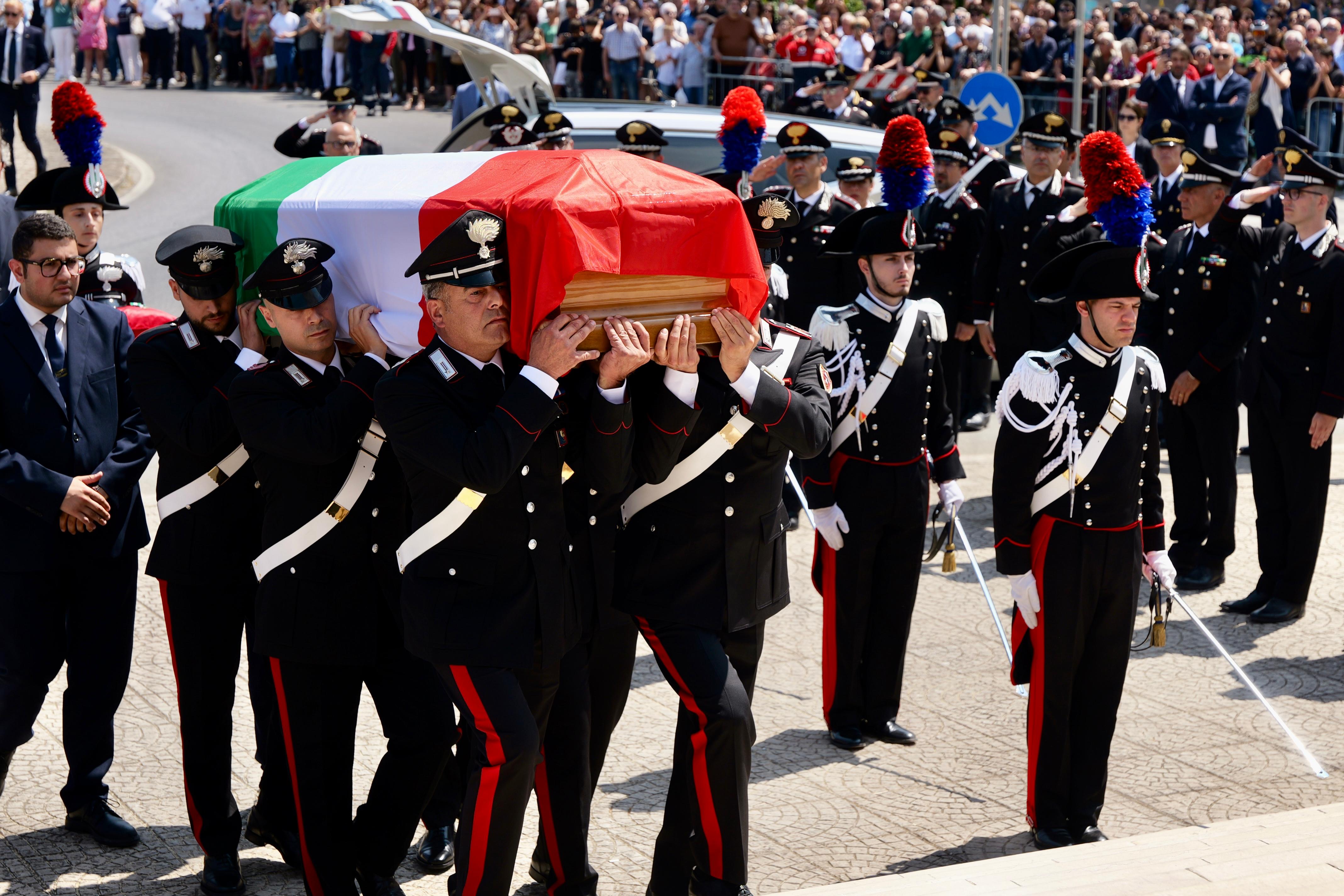 Galleria EMILIANO ALLE ESEQUIE DEL BRIGADIERE LEGROTTAGLIE A OSTUNI ALLA PRESENZA DEL PRESIDENTE MATTARELLA - Diapositiva 6 di 17
