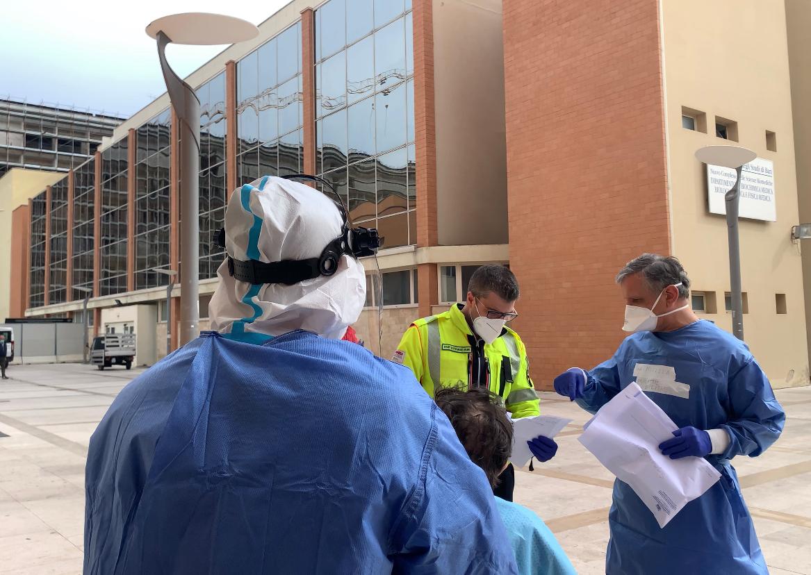 Galleria Guarisce dal Covid e viene dimesso: torna a casa il paziente lombardo curato al Policlinico di Bari - Diapositiva 4 di 5