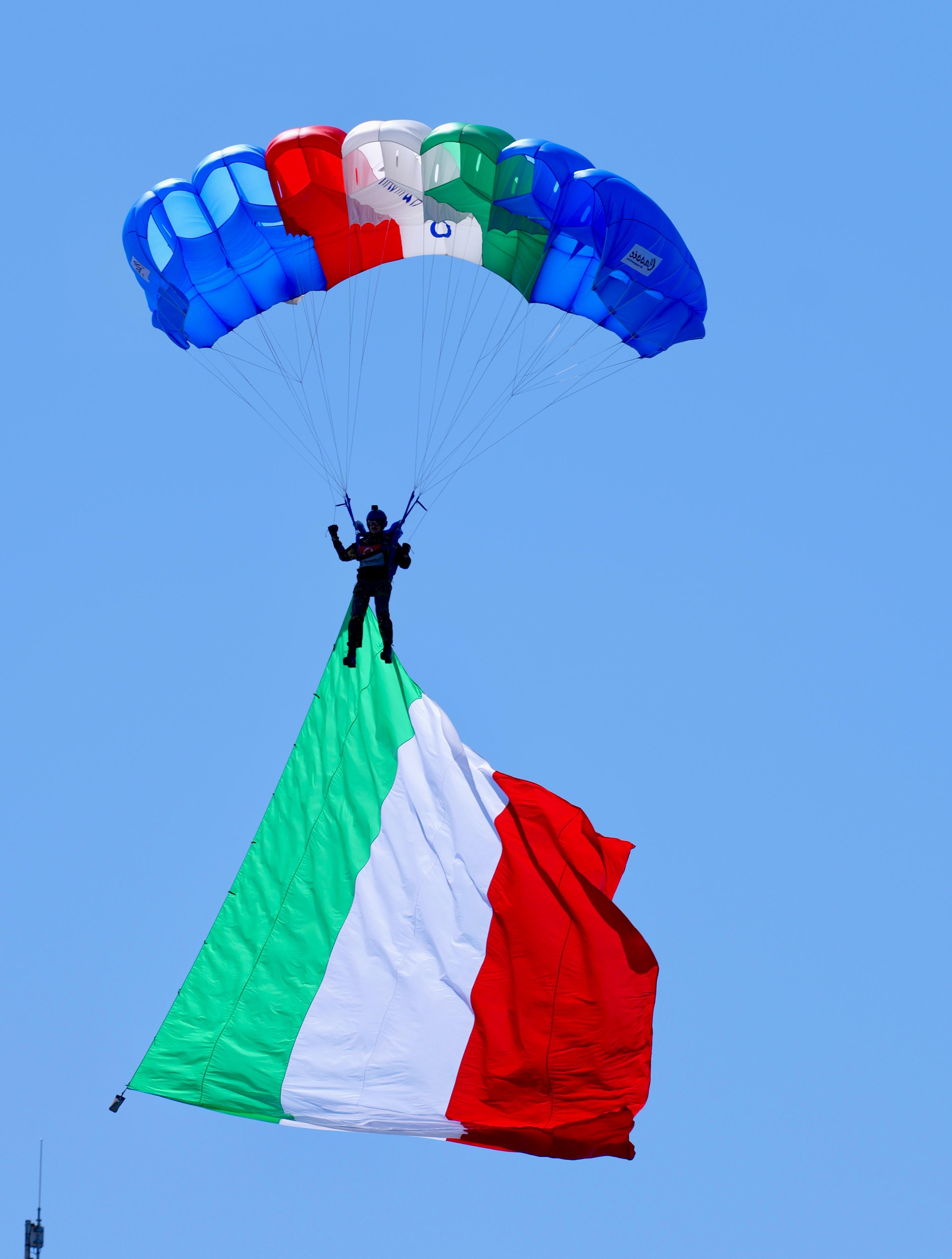 Galleria IL PRESIDENTE EMILIANO ALLE CELEBRAZIONI PER IL 164° ANNIVERSARIO DELL’ESERCITO: “É ANCHE LA FESTA DEI TANTI PUGLIESI CHE HANNO OFFERTO LA VITA E SERVITO LA PATRIA”. - Diapositiva 4 di 13