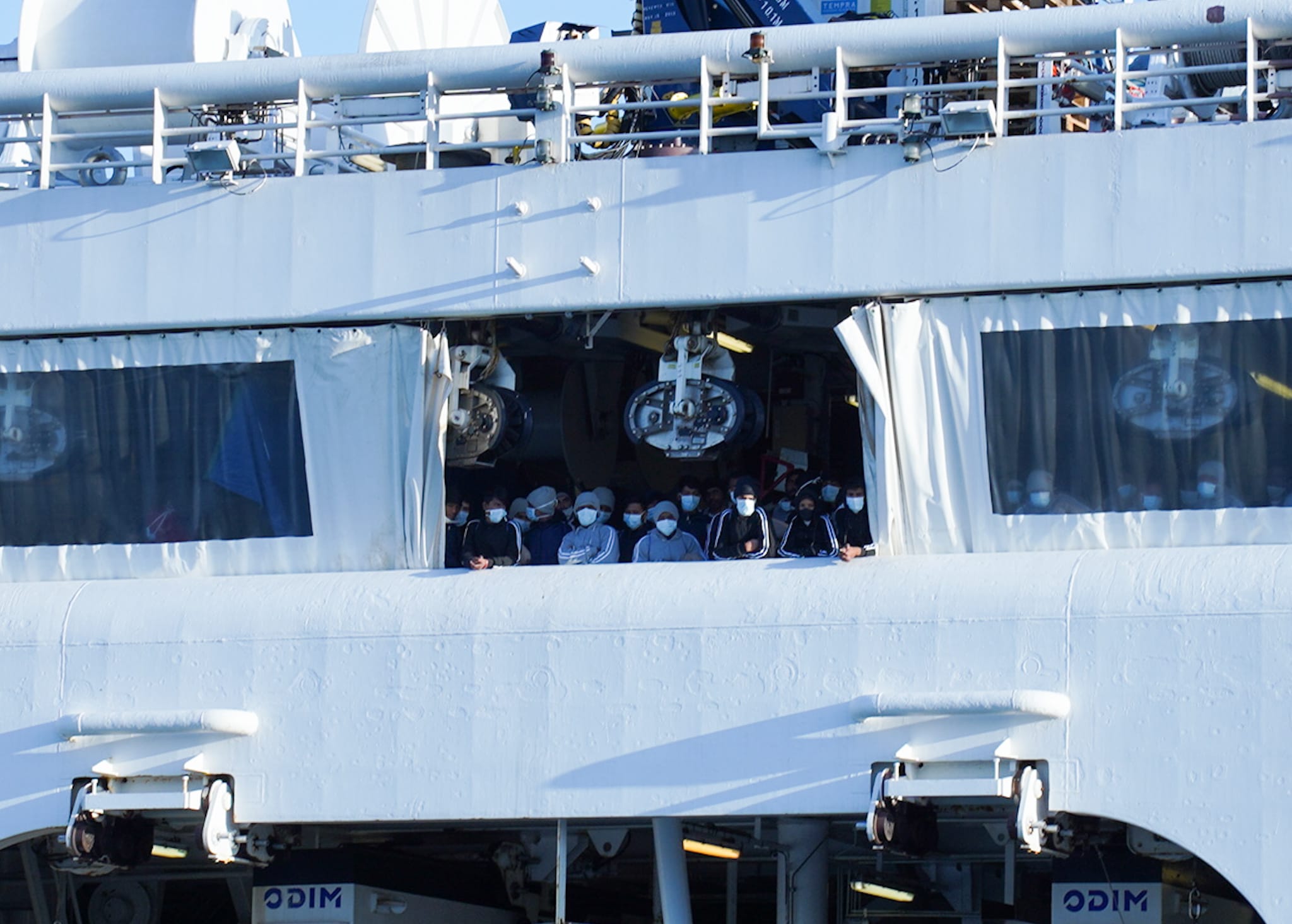 Galleria Emiliano a Brindisi per accogliere la nave di Medici Senza Frontiere con 339 persone salvate al largo di Malta - Diapositiva 3 di 34