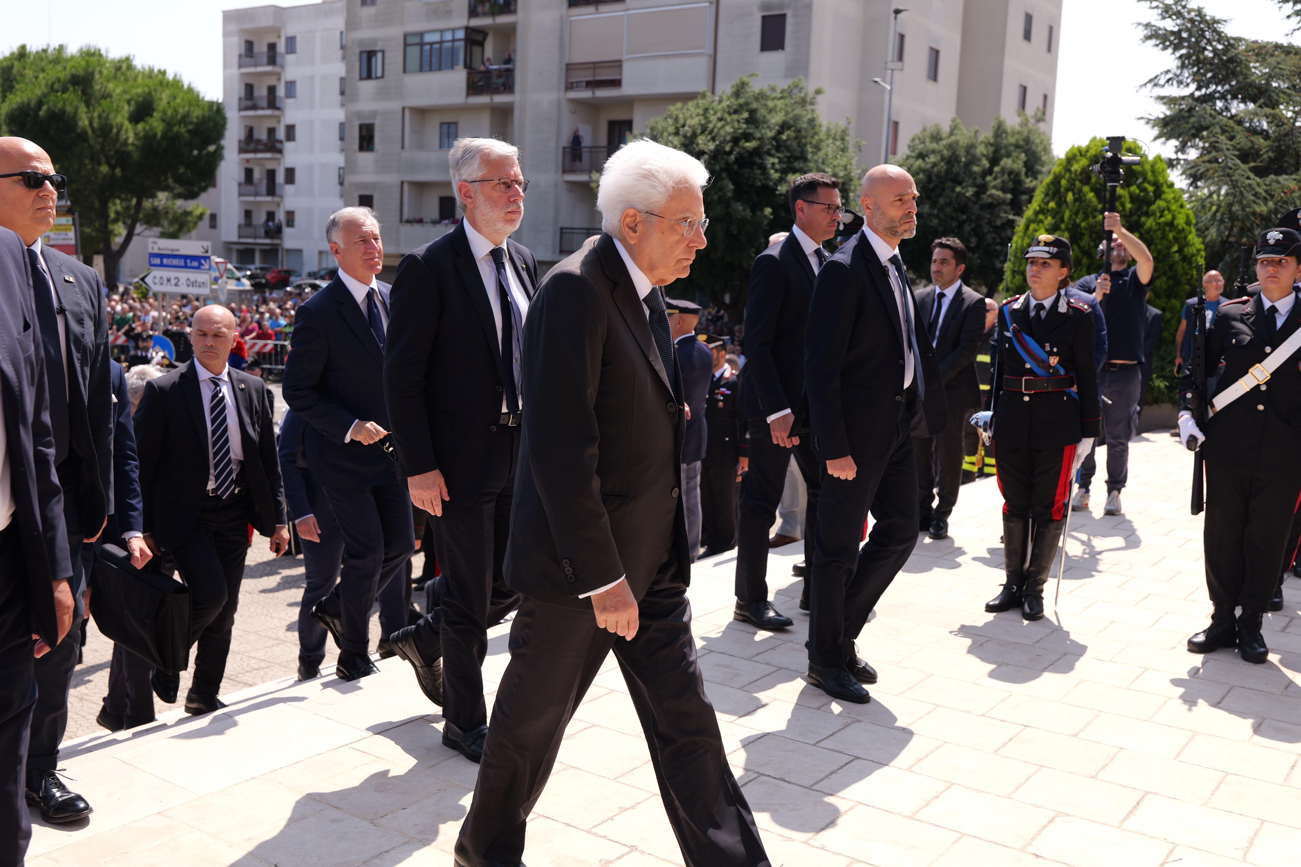 Galleria EMILIANO ALLE ESEQUIE DEL BRIGADIERE LEGROTTAGLIE A OSTUNI ALLA PRESENZA DEL PRESIDENTE MATTARELLA - Diapositiva 7 di 17