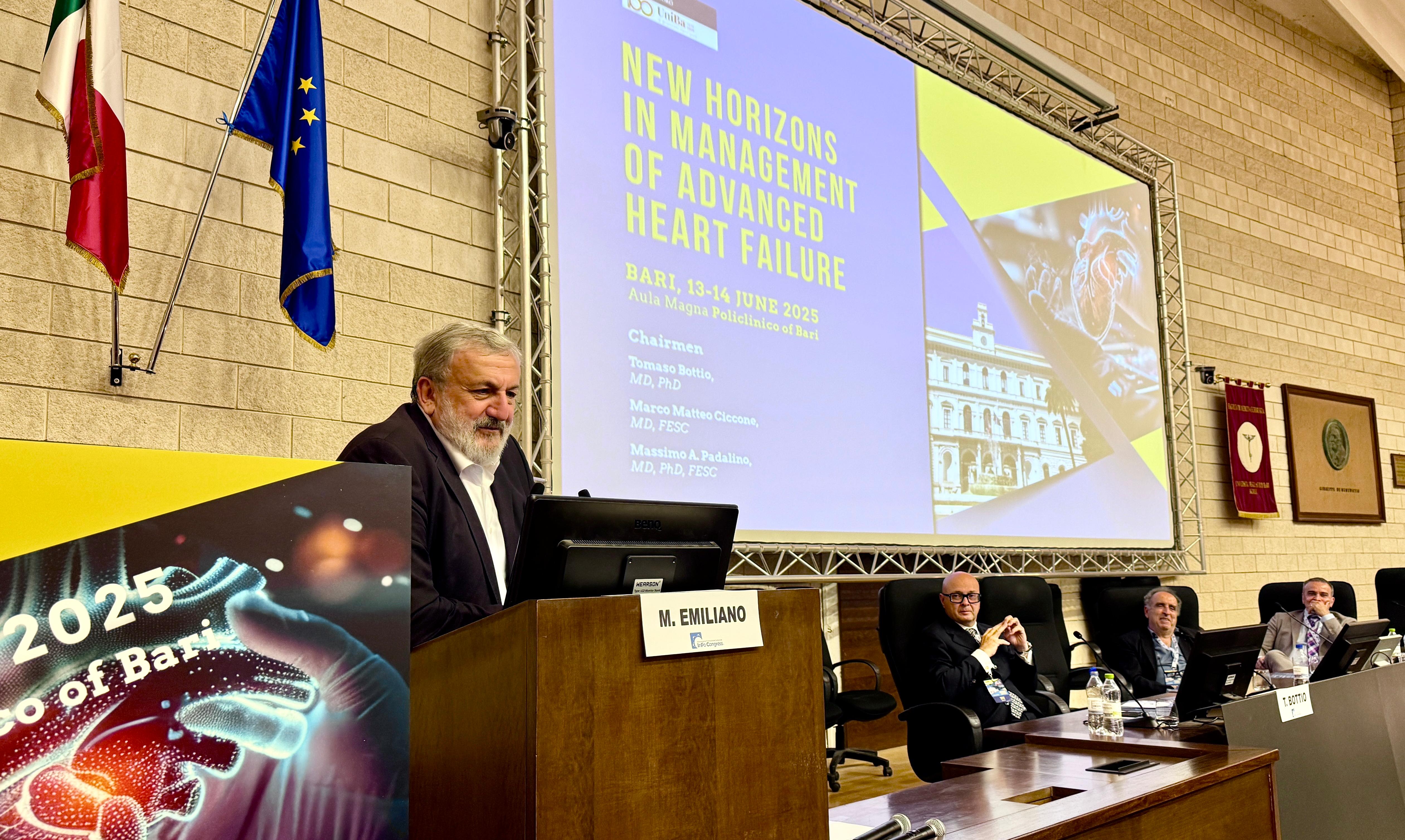 Galleria EMILIANO AL CONGRESSO SUI NUOVI ORIZZONTI DELLA CARDIOLOGIA: “LA PUGLIA PRIMA IN ITALIA PER I TRAPIANTI DI CUORE, GRAZIE ALLA GRANDE SINERGIA TRA POLICLINICO DI BARI, REGIONE E TANTI MEDICI” - Diapositiva 4 di 8