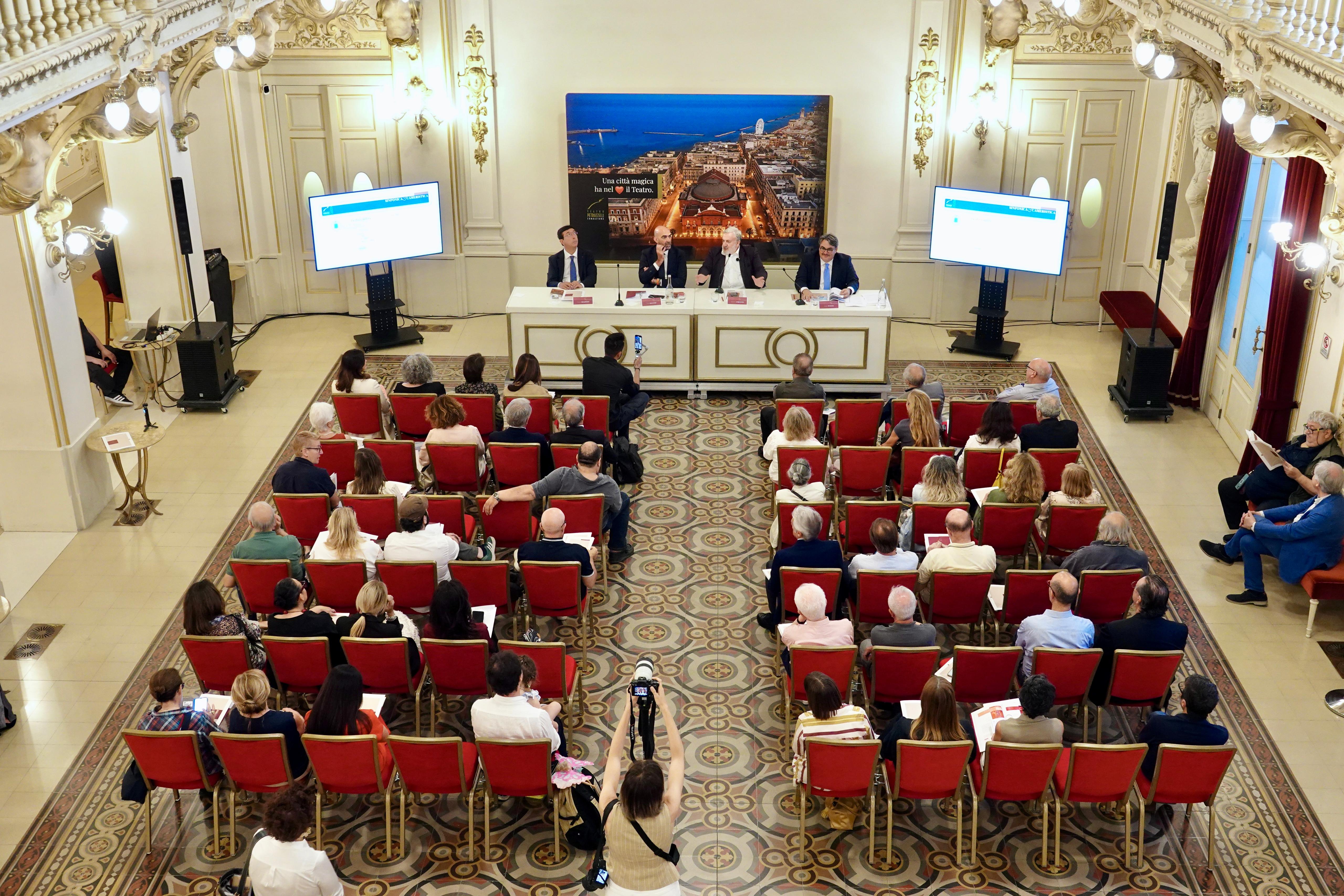 Galleria EMILIANO ALLA PRESENTAZIONE DELLA STAGIONE 2026 DEL PETRUZZELLI: “UNA RIPARTENZA CHE HA RADICI NEL LAVORO SVOLTO FINORA” - Diapositiva 1 di 3