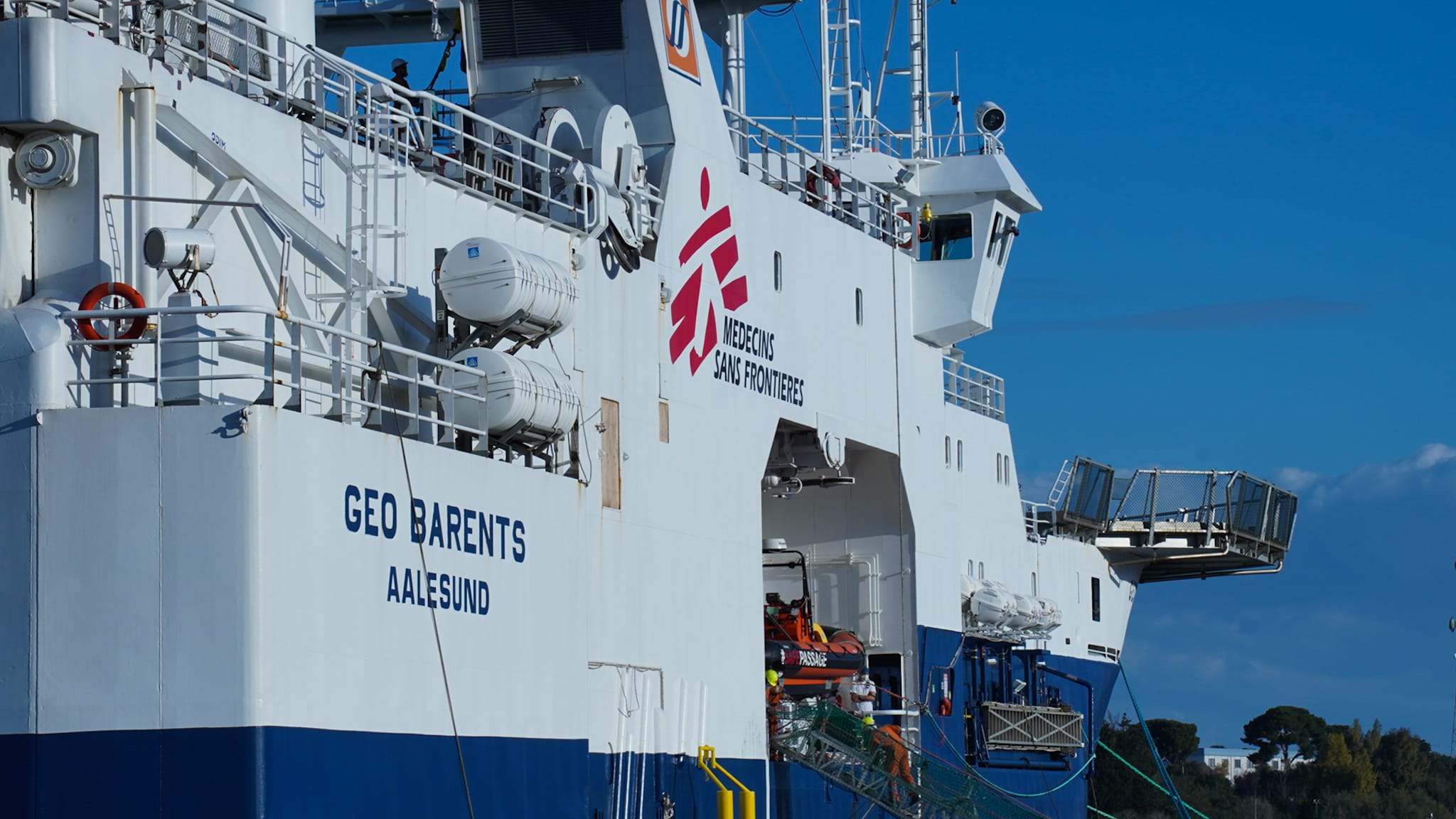 Galleria Emiliano a Brindisi per accogliere la nave di Medici Senza Frontiere con 339 persone salvate al largo di Malta - Diapositiva 8 di 34