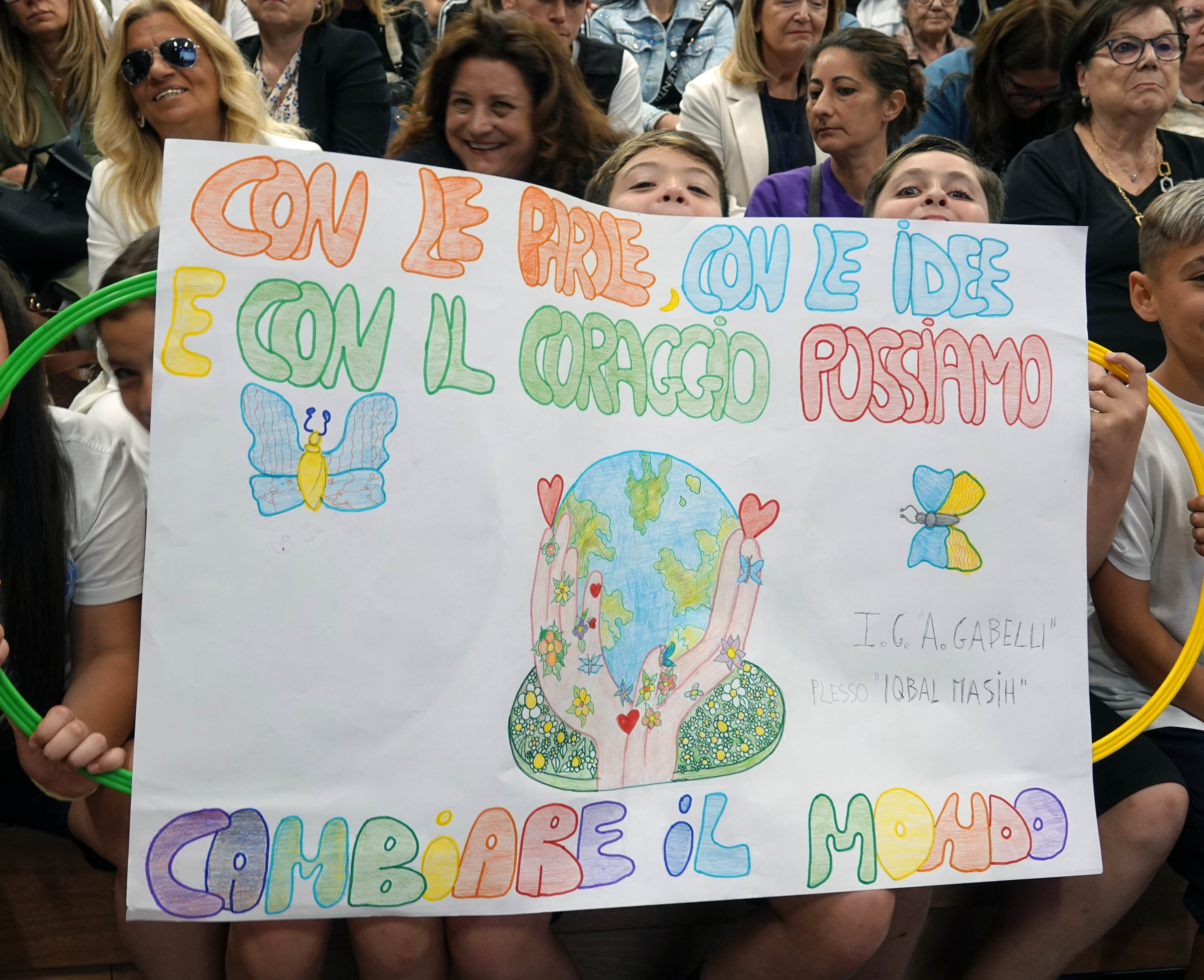 Galleria BARI, EMILIANO ALL’ACCADEMIA DEL CINEMA DI SAN PIO PER LA SECONDA TAPPA DEL TOUR DI ASCOLTO DEI CANTIERI INNOVATIVI DI ANTIMAFIA SOCIALE: “QUESTO È IL SIMBOLO DEL NOSTRO DESIDERIO DI RECUPERARE LE PERIFERIE” - Diapositiva 3 di 8