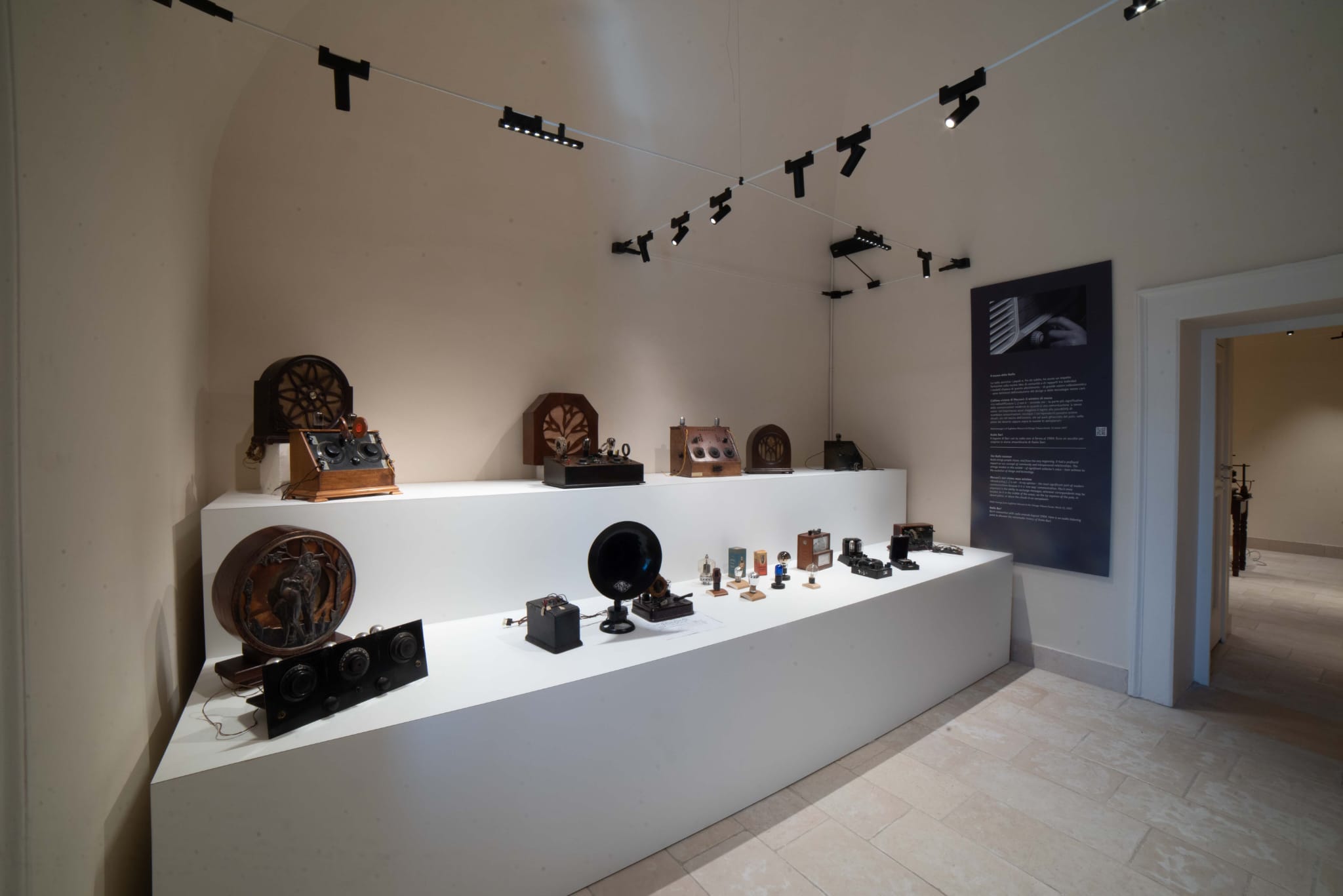 Galleria SABATO APRE AL PUBBLICO IL FARO-MUSEO DI SAN CATALDO DEDICATO ALLA RADIO E MARCONI - Diapositiva 3 di 4