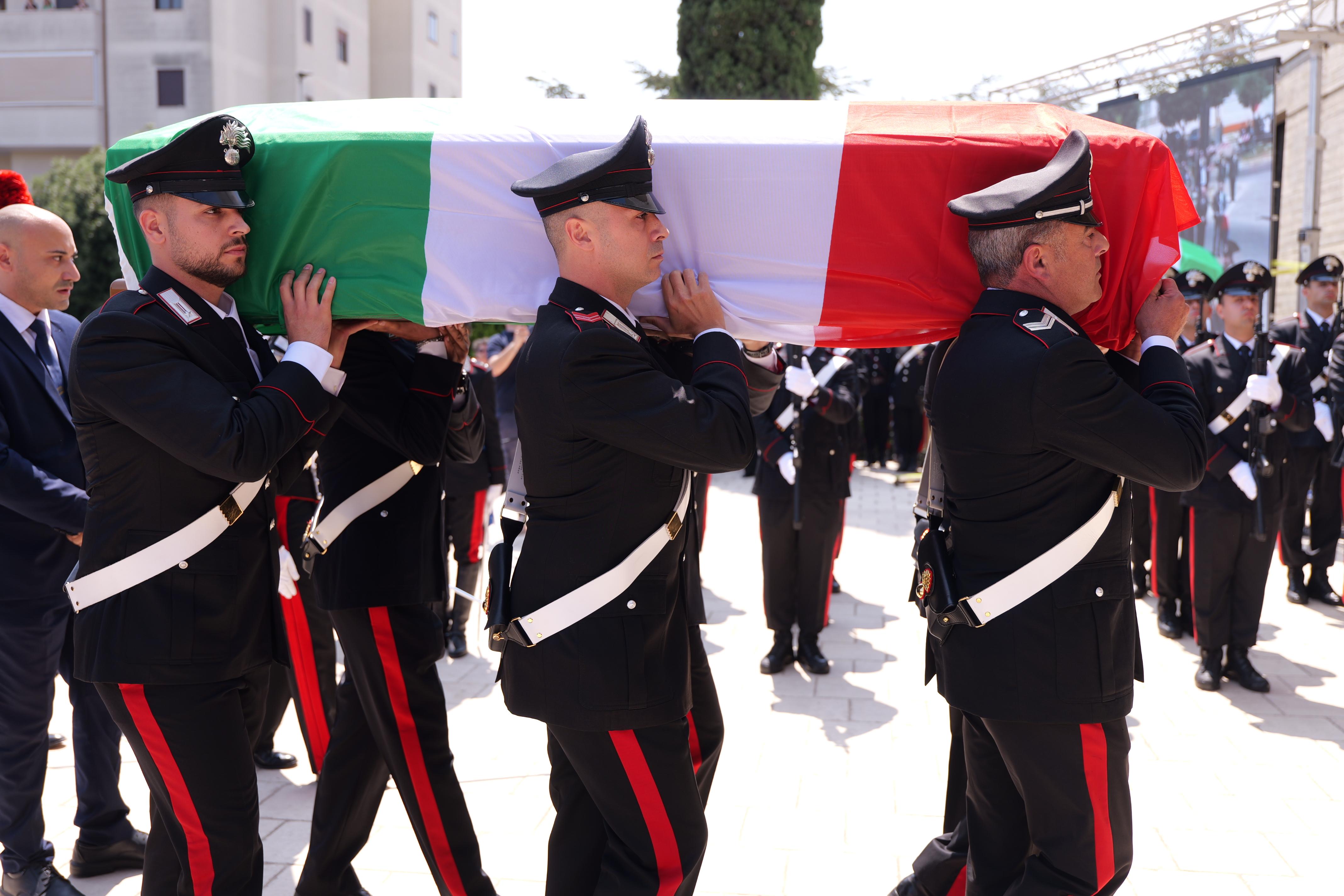 Galleria EMILIANO ALLE ESEQUIE DEL BRIGADIERE LEGROTTAGLIE A OSTUNI ALLA PRESENZA DEL PRESIDENTE MATTARELLA - Diapositiva 2 di 17