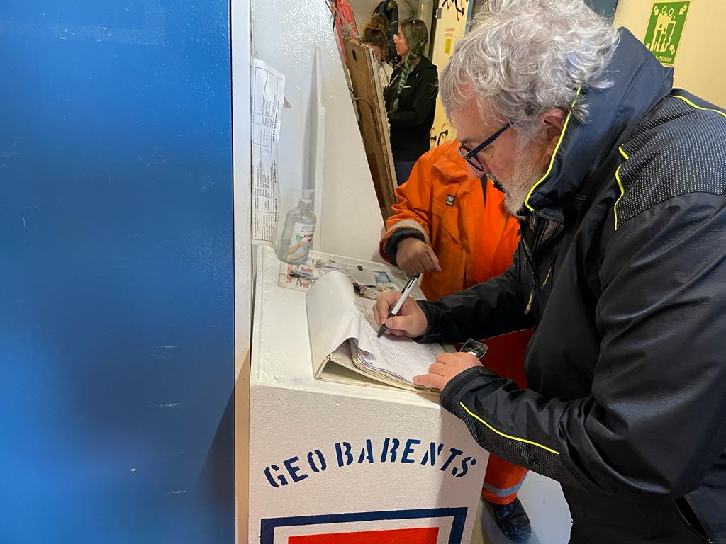 Galleria Emiliano a Brindisi per accogliere la nave di Medici Senza Frontiere con 339 persone salvate al largo di Malta - Diapositiva 26 di 34