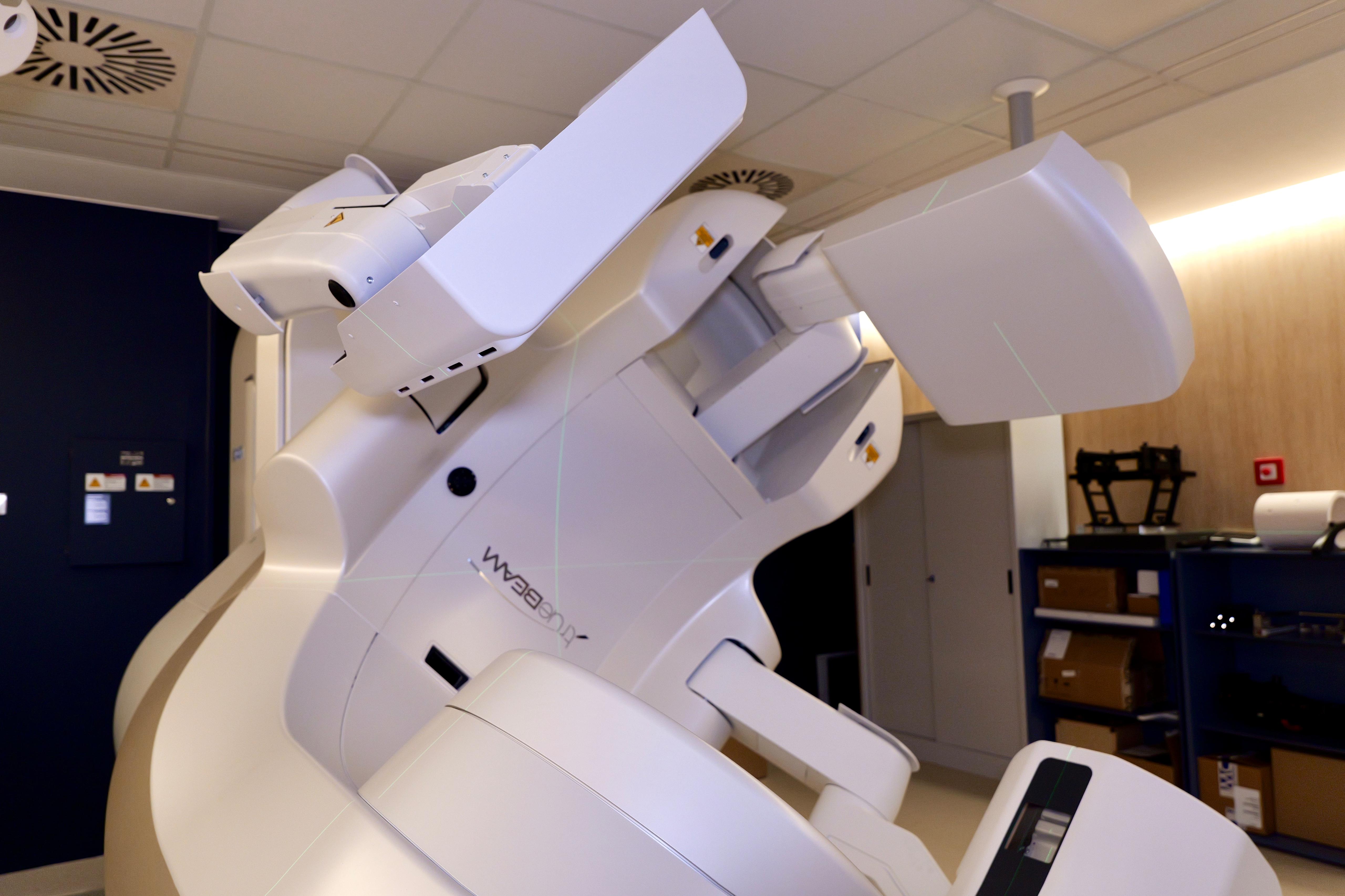 Galleria Inaugurato da Emiliano acceleratore lineare Istituto Oncologico di Bari - Diapositiva 10 di 11