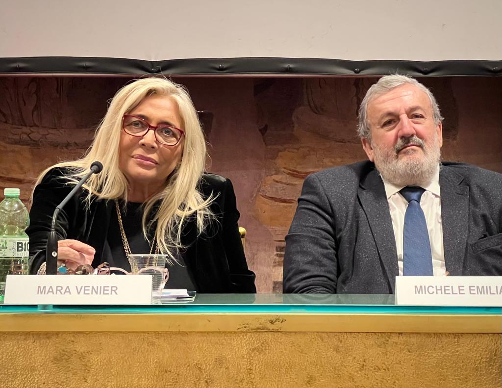 Galleria ROMA, EMILIANO ALLA PRESENTAZIONE DEL CARNEVALE DI PUTIGNANO 2023 CON IL MINISTRO SANGIULIANO, IL PRESIDENTE DELLA COMMISSIONE CULTURA MARTI E LA MADRINA MARA VENIER. - Diapositiva 8 di 10