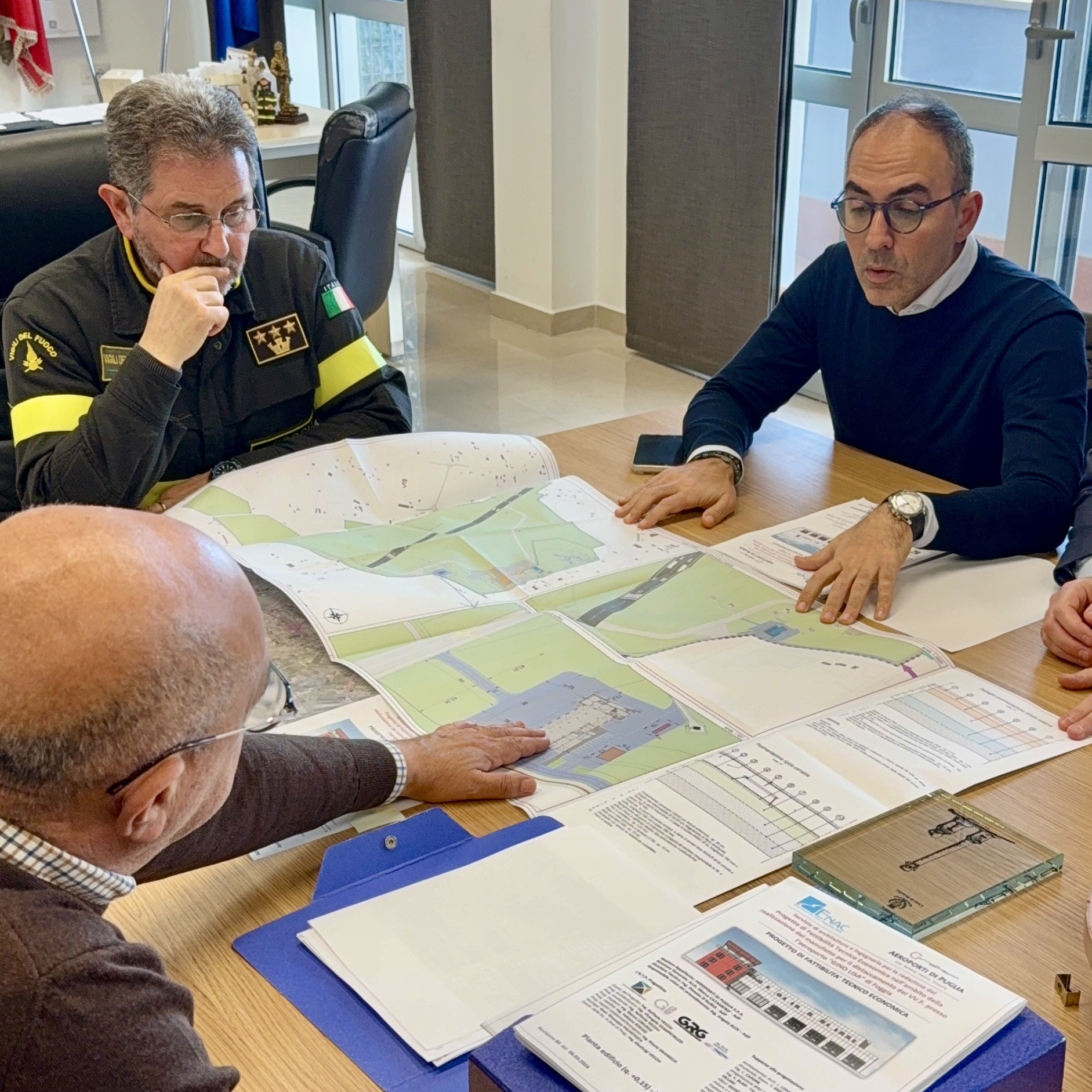 Galleria Aeroporto di Foggia, Piemontese presenta ai Vigili del Fuoco il progetto del distaccamento: investimento da 9 milioni di euro per rafforzare sicurezza e sviluppo dello scalo - Diapositiva 1 di 4