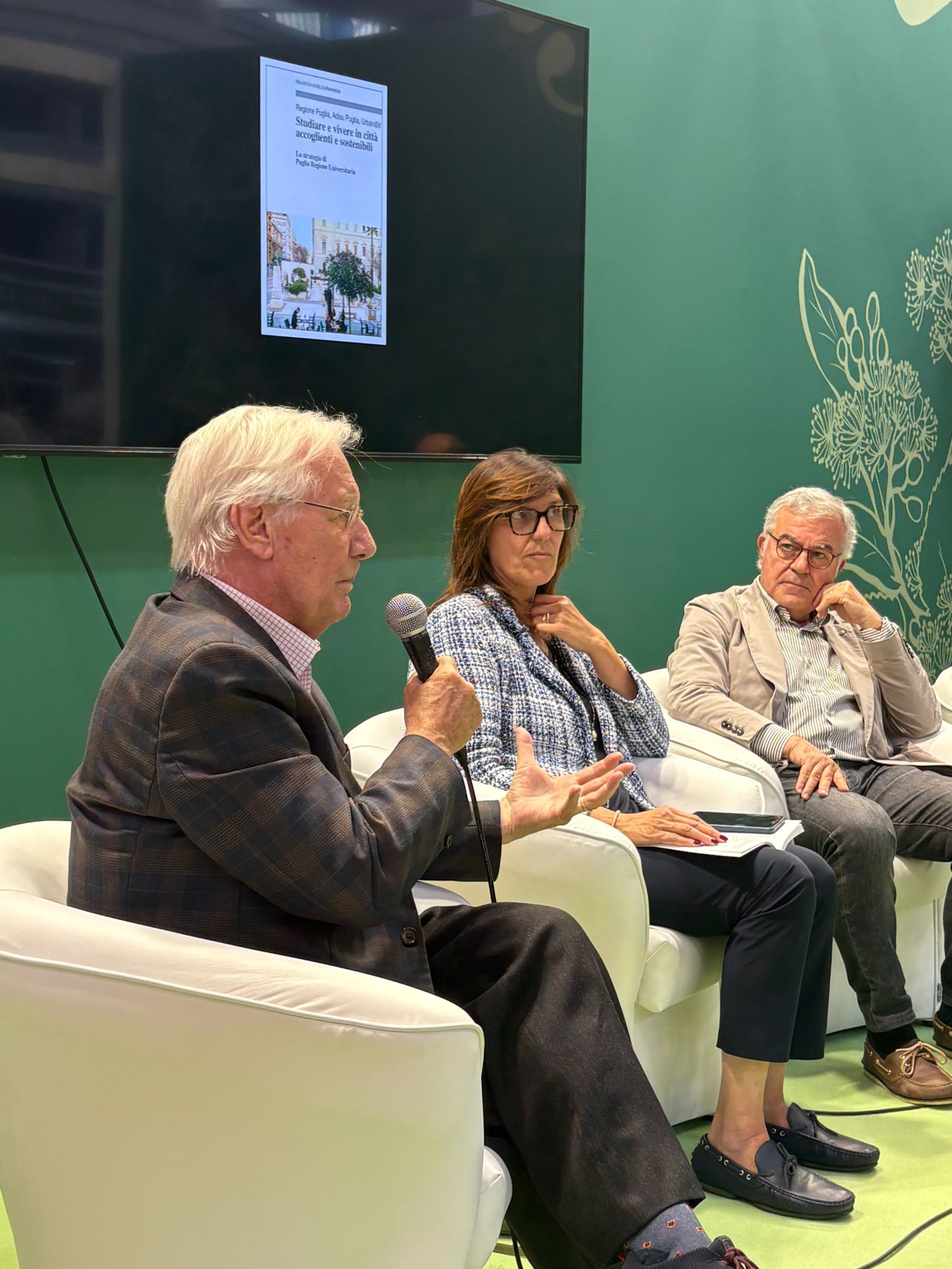 Galleria Presentato al Salone del libro di Torino il volume di Puglia Regione Universitaria - Diapositiva 3 di 5