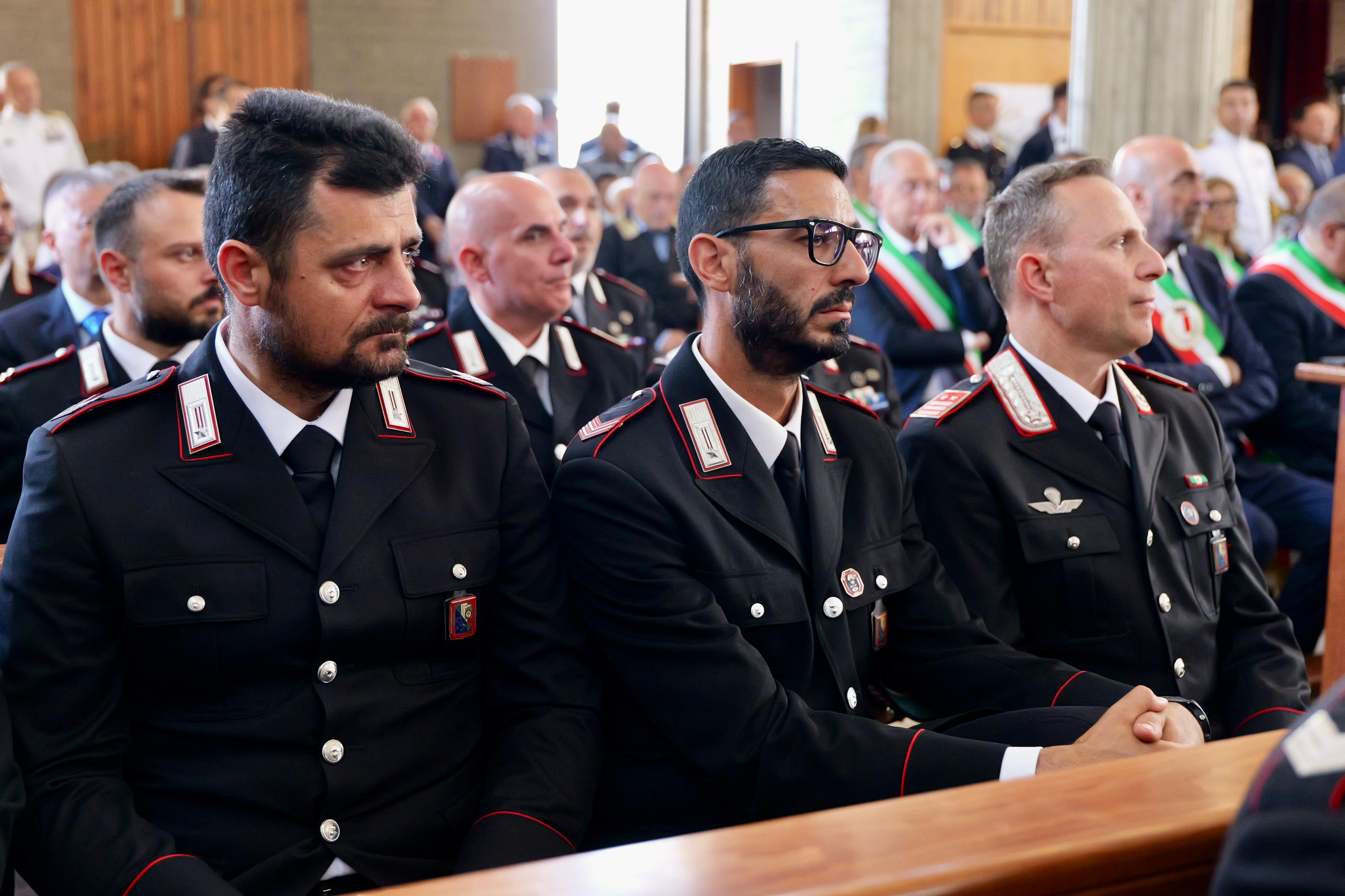 Galleria EMILIANO ALLE ESEQUIE DEL BRIGADIERE LEGROTTAGLIE A OSTUNI ALLA PRESENZA DEL PRESIDENTE MATTARELLA - Diapositiva 14 di 17