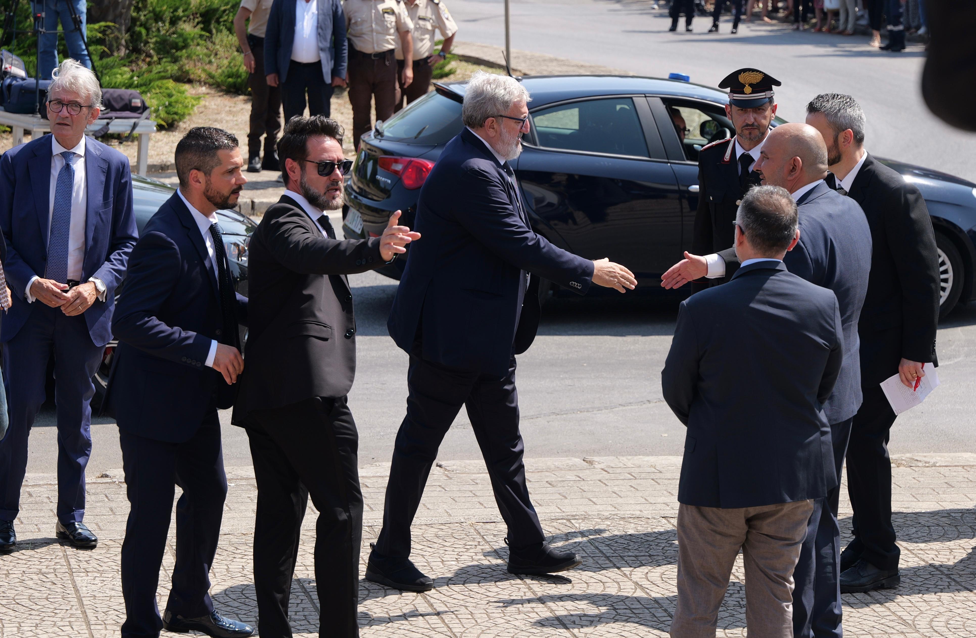 Galleria EMILIANO ALLE ESEQUIE DEL BRIGADIERE LEGROTTAGLIE A OSTUNI ALLA PRESENZA DEL PRESIDENTE MATTARELLA - Diapositiva 13 di 17