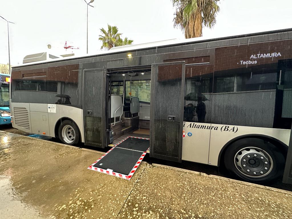 Galleria L’assessore Maurodinoia ha inaugurato ad Altamura tre nuovi autobus sostenibili acquistati tramite il bando regionale Smart go city - Diapositiva 2 di 11