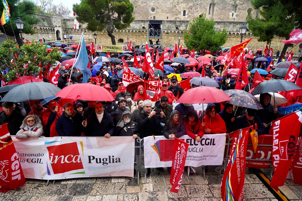 Galleria Emiliano alla manifestazione Cgil Puglia: “Manovra del Governo contro la povera gente e le imprese perbene” - Diapositiva 6 di 8