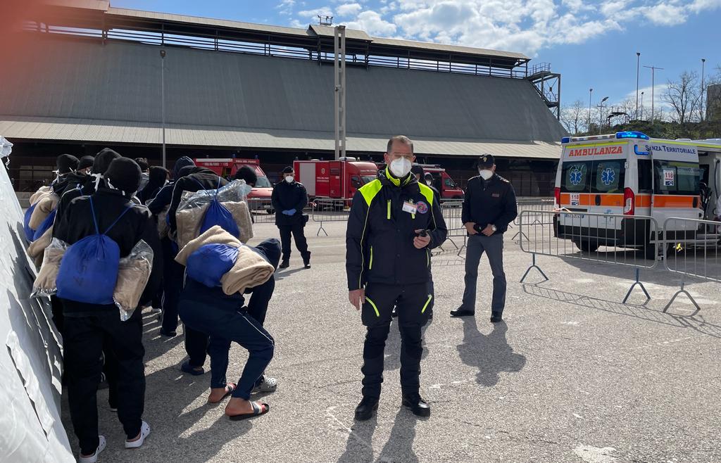 Galleria Emiliano a Brindisi per accogliere la nave di Medici Senza Frontiere con 339 persone salvate al largo di Malta - Diapositiva 31 di 34