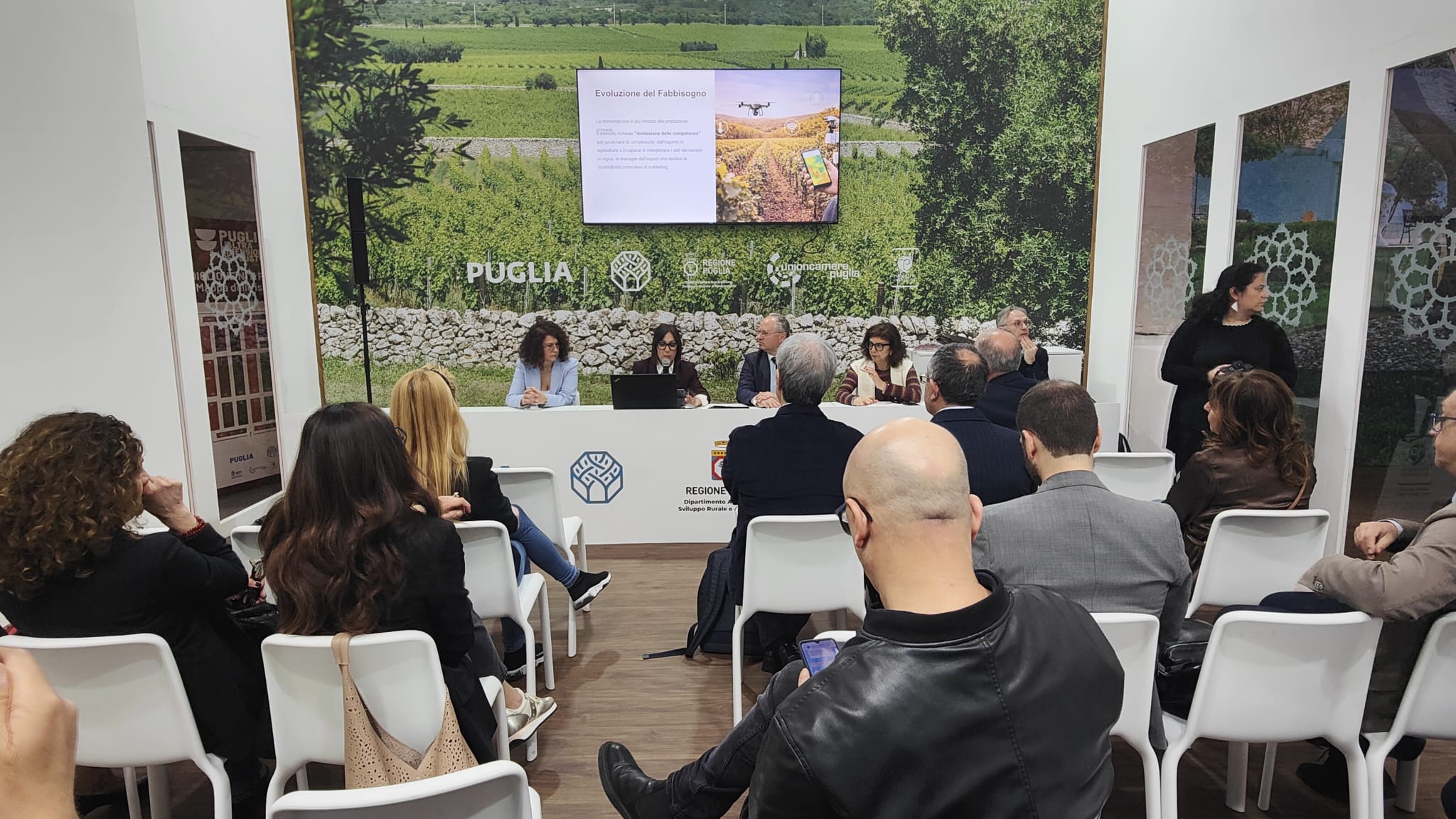 Galleria Puglia al Vinitaly 2026, enoturismo e formazione leve per la crescita del sistema vitivinicolo - Diapositiva 3 di 5
