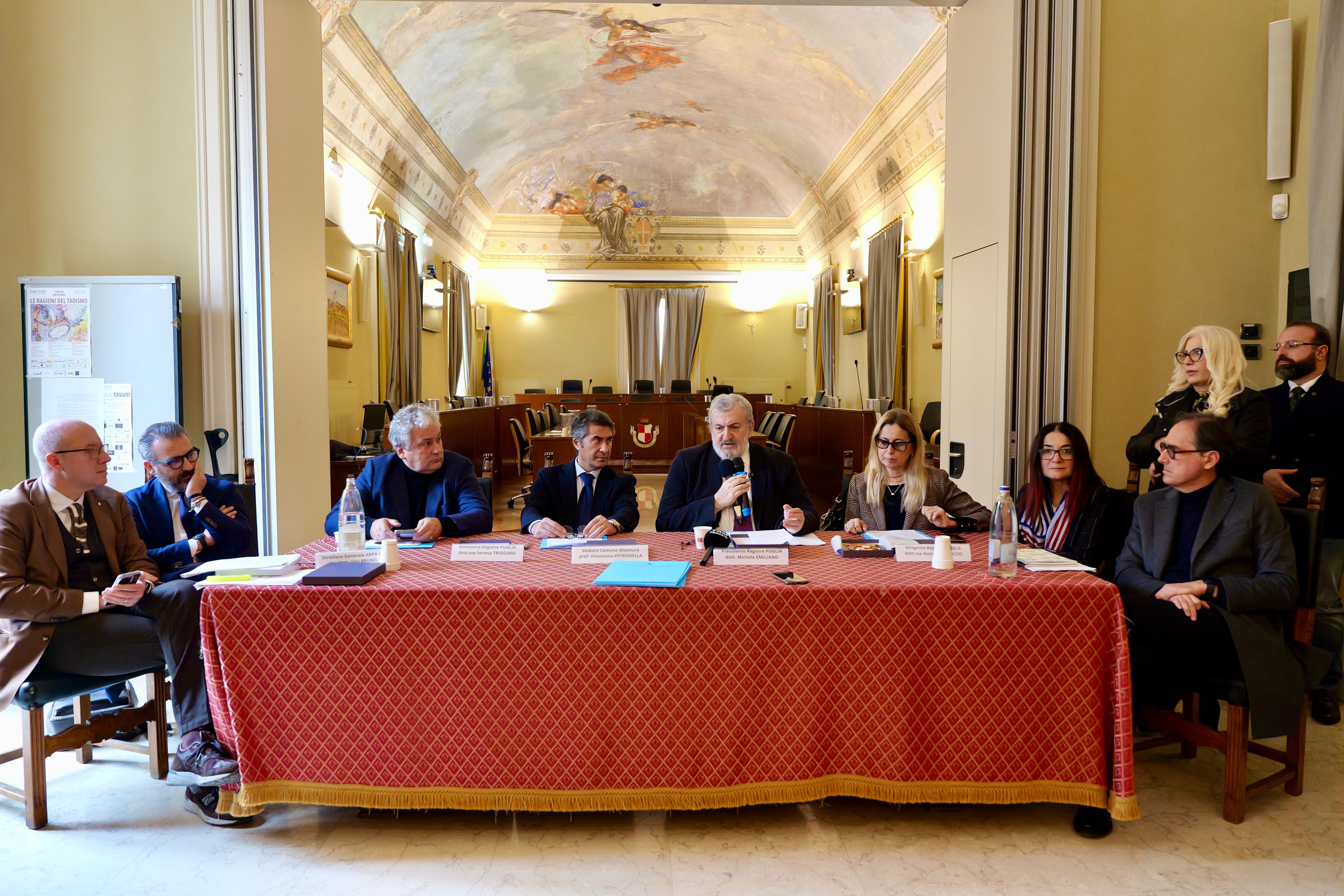 Galleria Dismissione e riqualificazione discarica ex Tradeco di Altamura (Ba), Emiliano e Triggiani: “Il Comune protagonista del cambiamento con il supporto di Regione Puglia” - Diapositiva 4 di 8