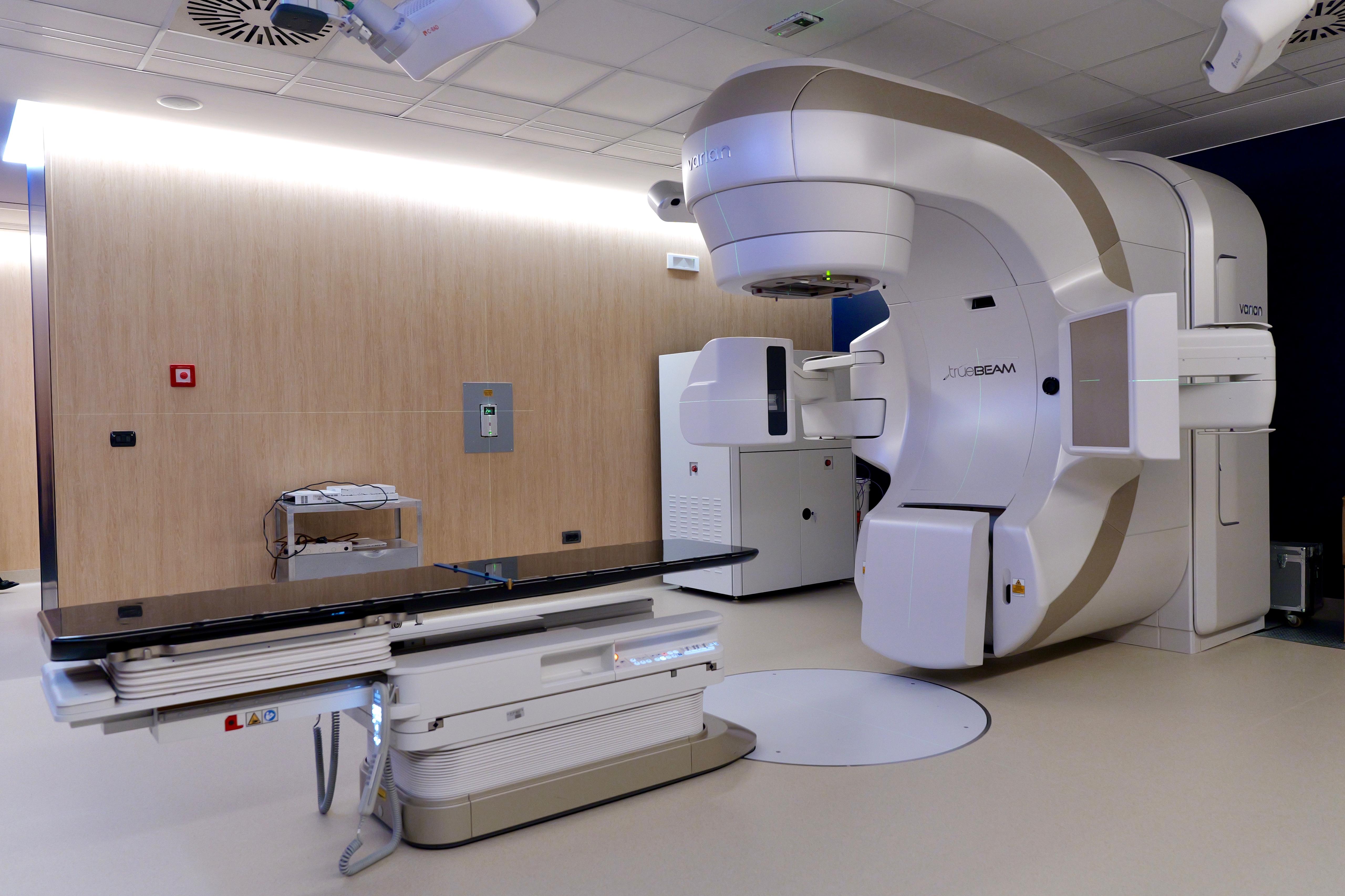 Galleria Inaugurato da Emiliano acceleratore lineare Istituto Oncologico di Bari - Diapositiva 11 di 11