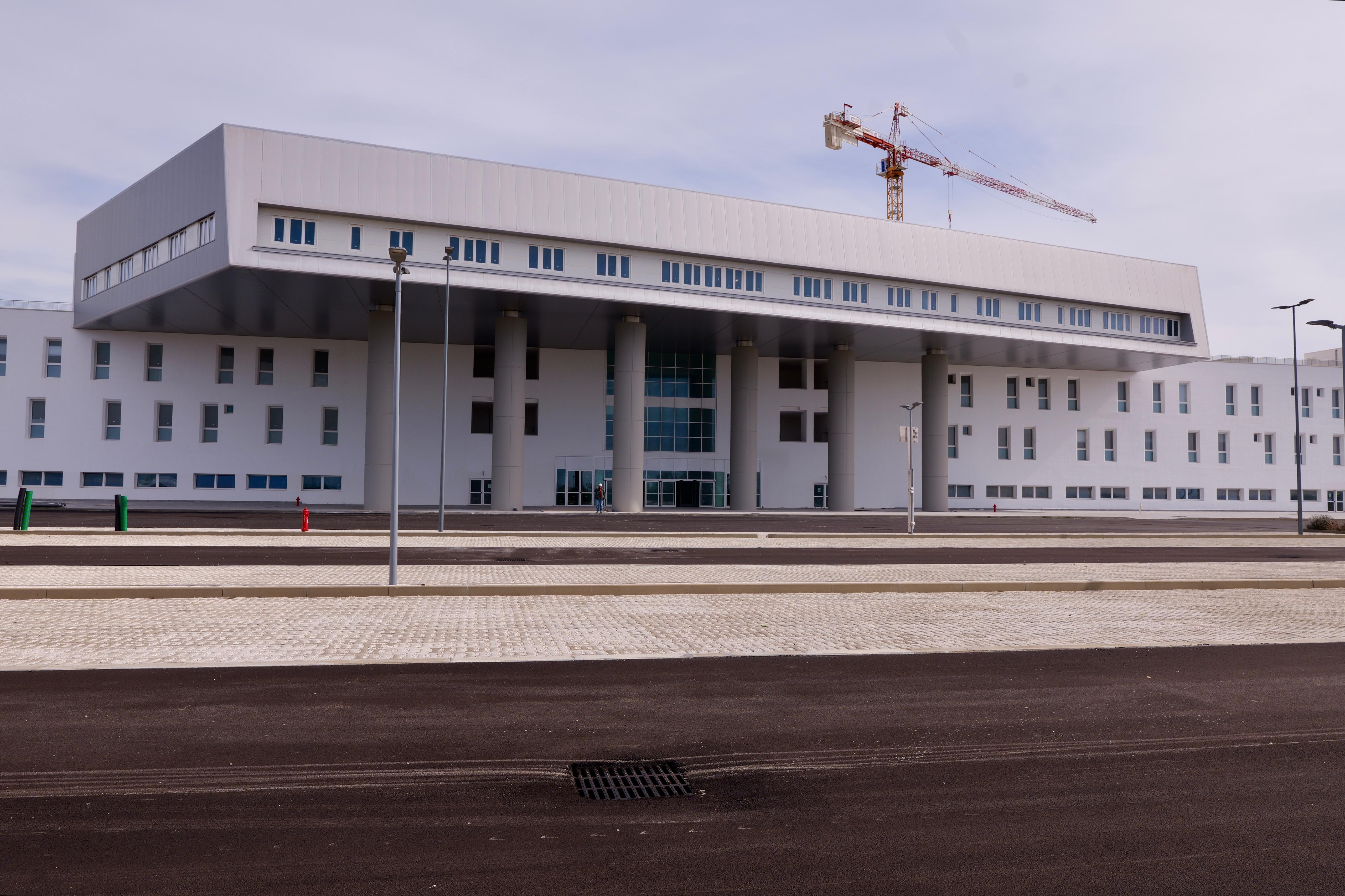 Galleria Il presidente Emiliano e l’assessora Matrangola alla presentazione del concorso per la valorizzazione artistica del nuovo ospedale San Cataldo di Taranto - Diapositiva 3 di 7