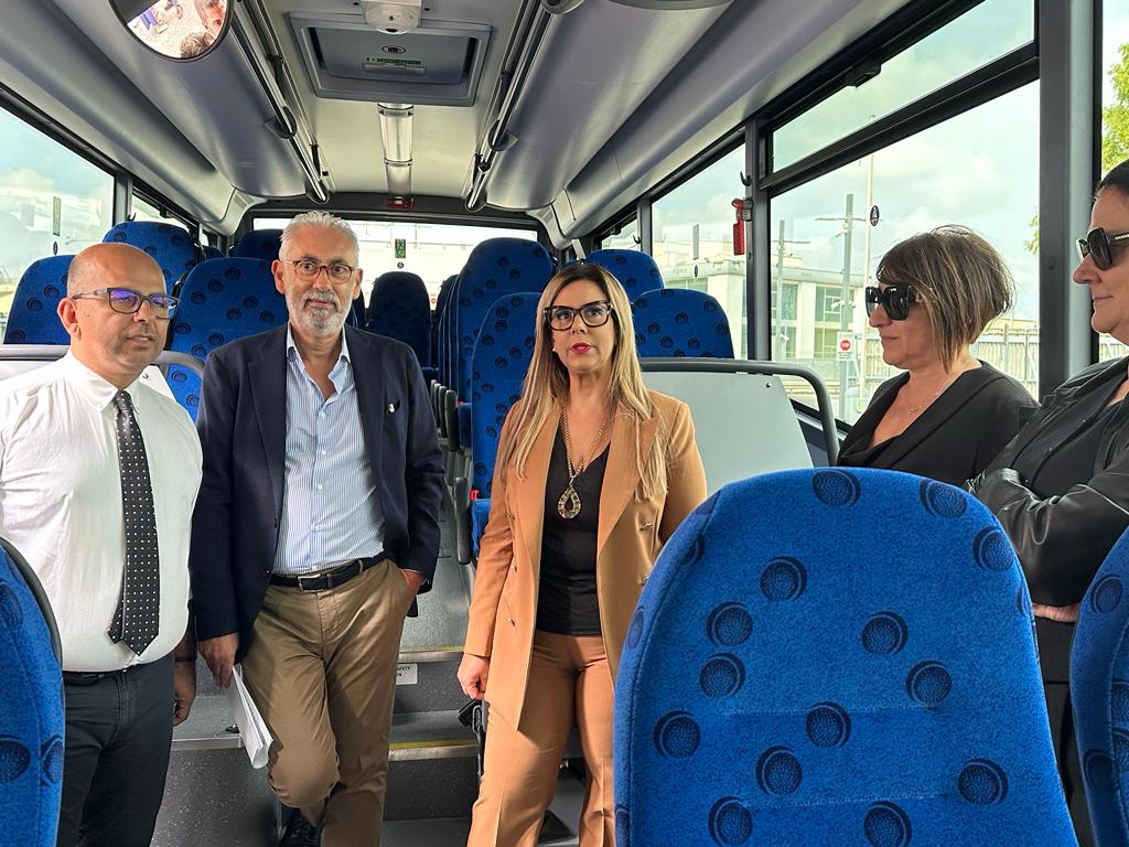 Galleria L’assessore Maurodinoia ha presentato i 17 nuovi autobus extraurbani ibridi della STP Brindisi, per un TPL moderno e sostenibile - Diapositiva 3 di 12