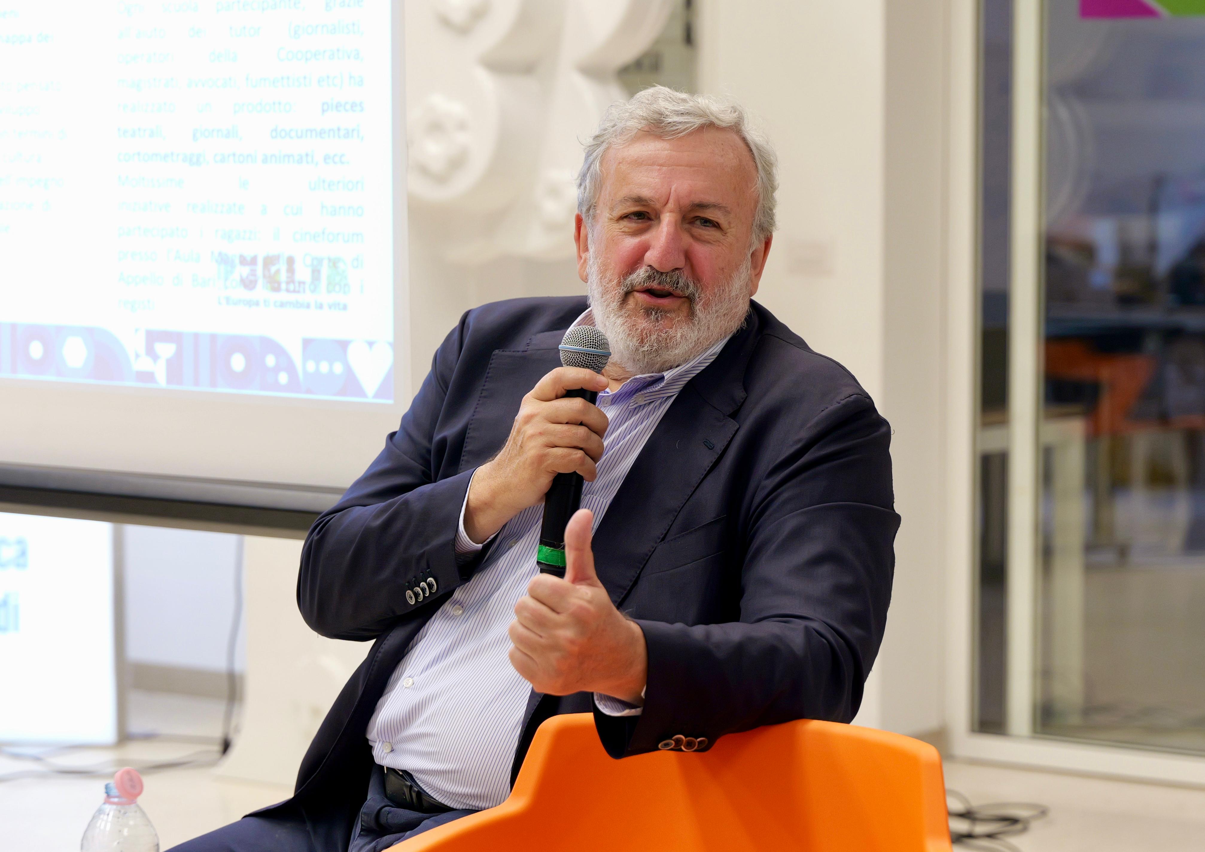 Galleria BARI, EMILIANO ALLA BIBLIOTECA LOMBARDI DEL SAN PAOLO: “ANTIMAFIA SOCIALE SIGNIFICA FAR VIVERE I QUARTIERI, OFFRENDO SERVIZI E DIRITTI AI RESIDENTI” - Diapositiva 9 di 11